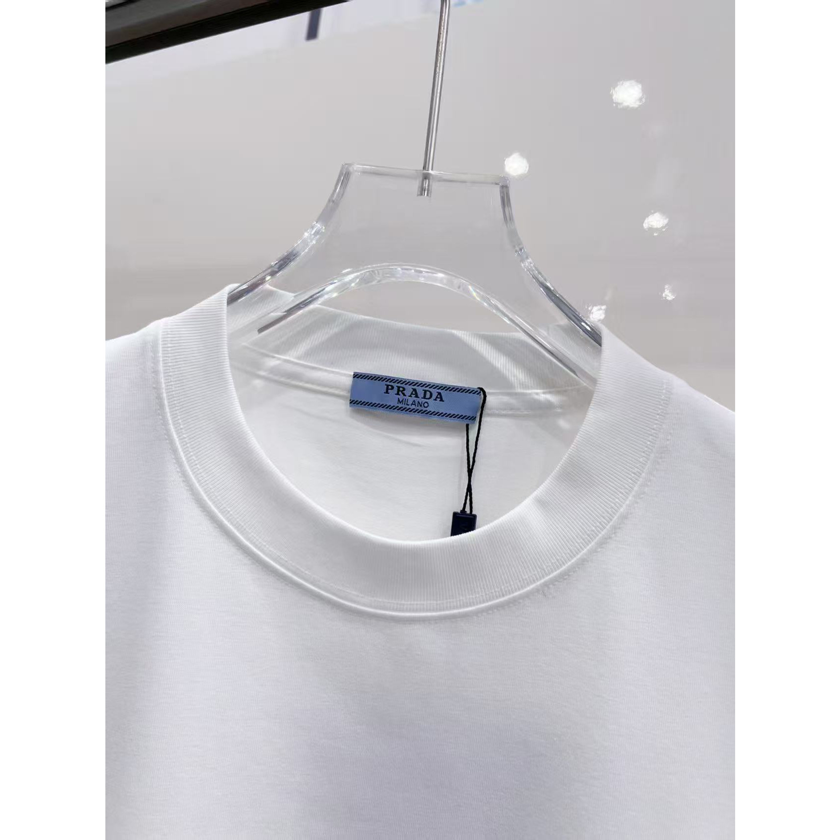 <p>PRADA&nbsp;圆领T恤(白)</p>