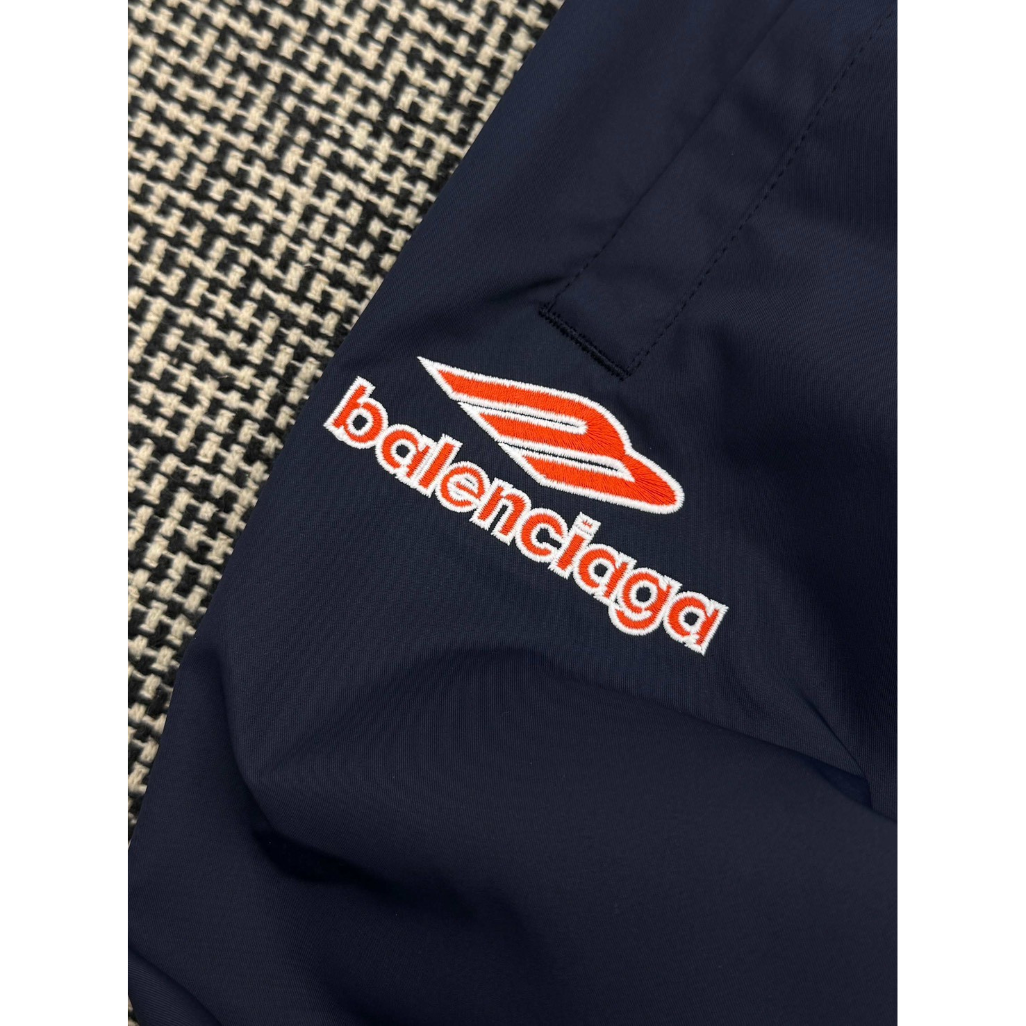 <p>Balenciaga FOOTBALL系列3B徽标刺绣运动长裤(藏藍)</p>