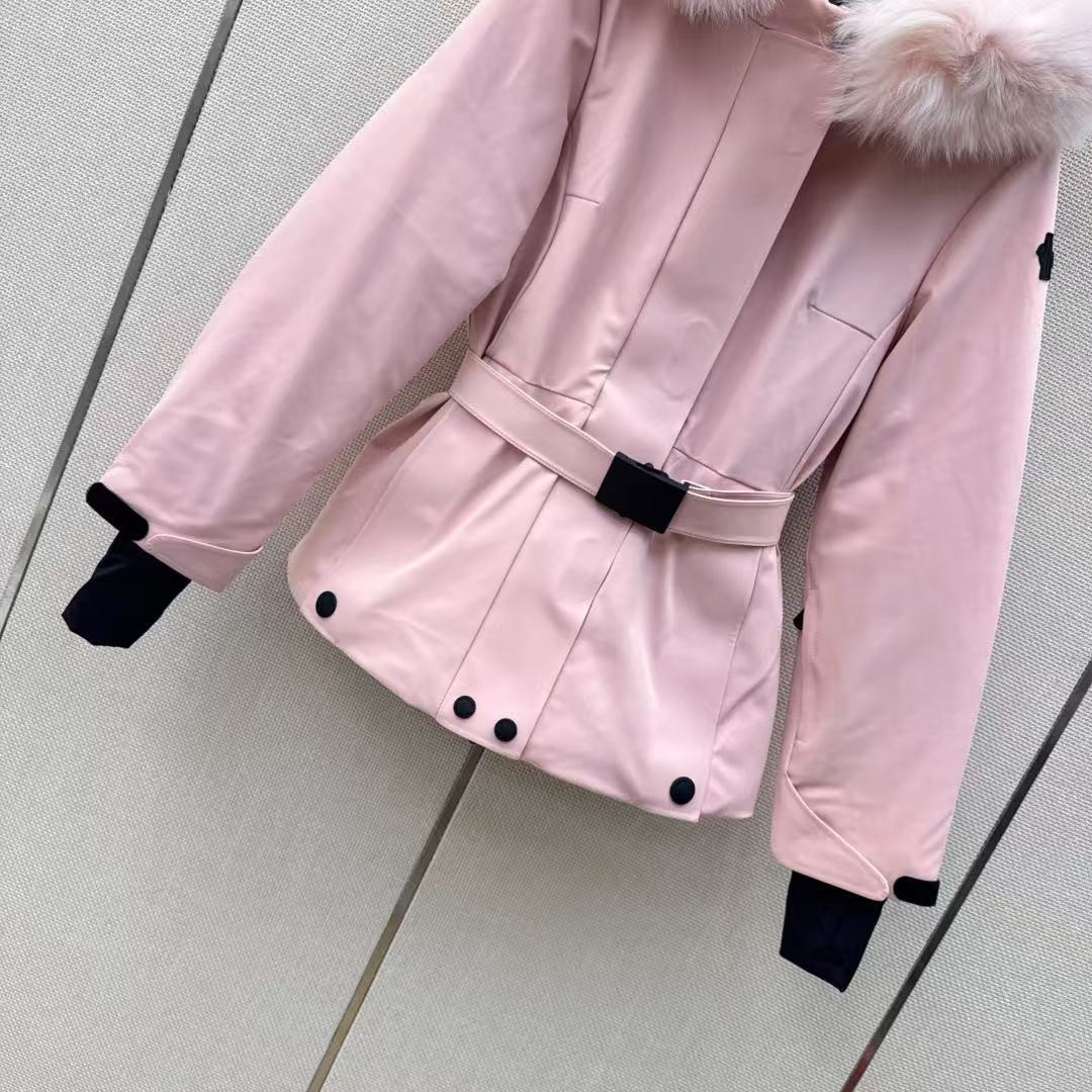 <p>MONCLER 经典Celac短款收腰羽绒滑雪服(粉)</p>
