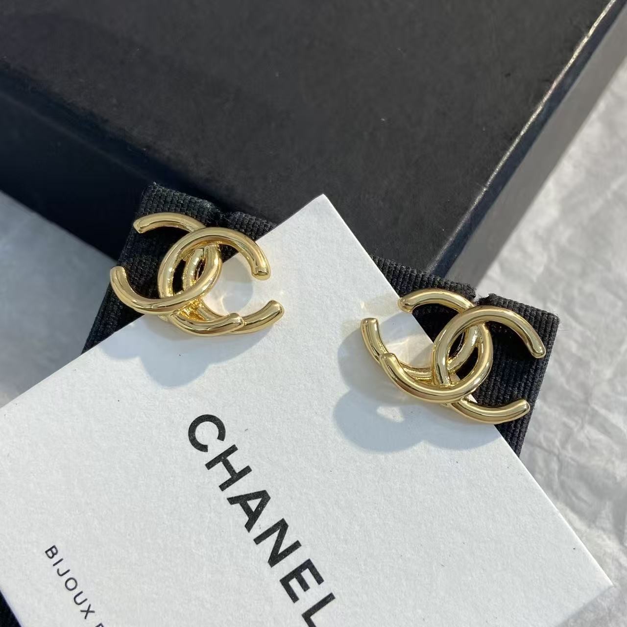 <p>CHANEL 重叠金c耳钉</p>