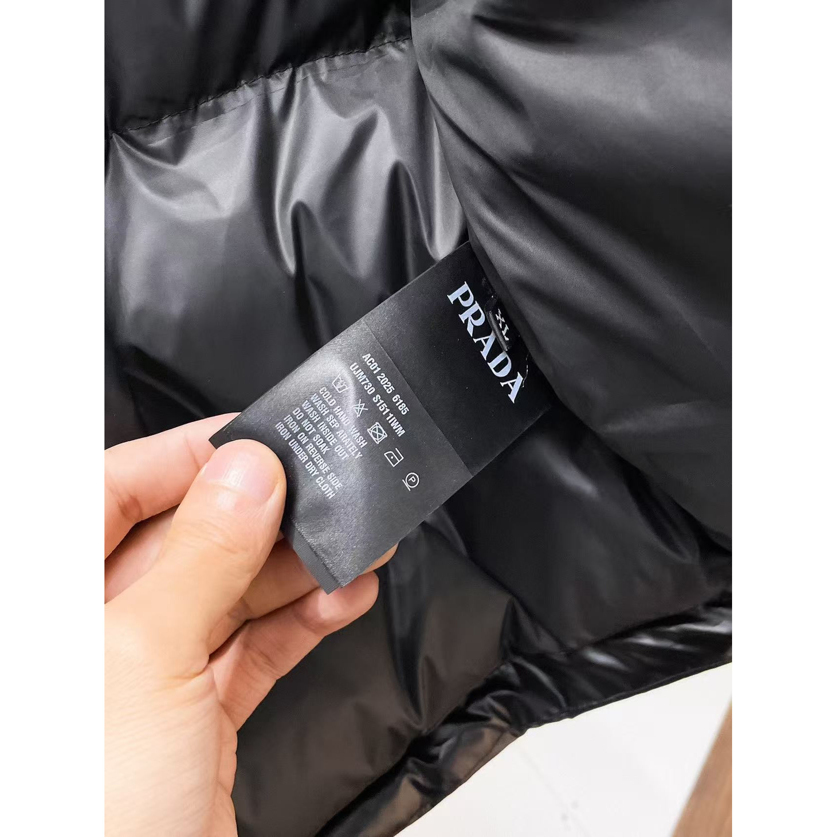 <p>PRADA 秋冬新款羽绒服(黑)</p>