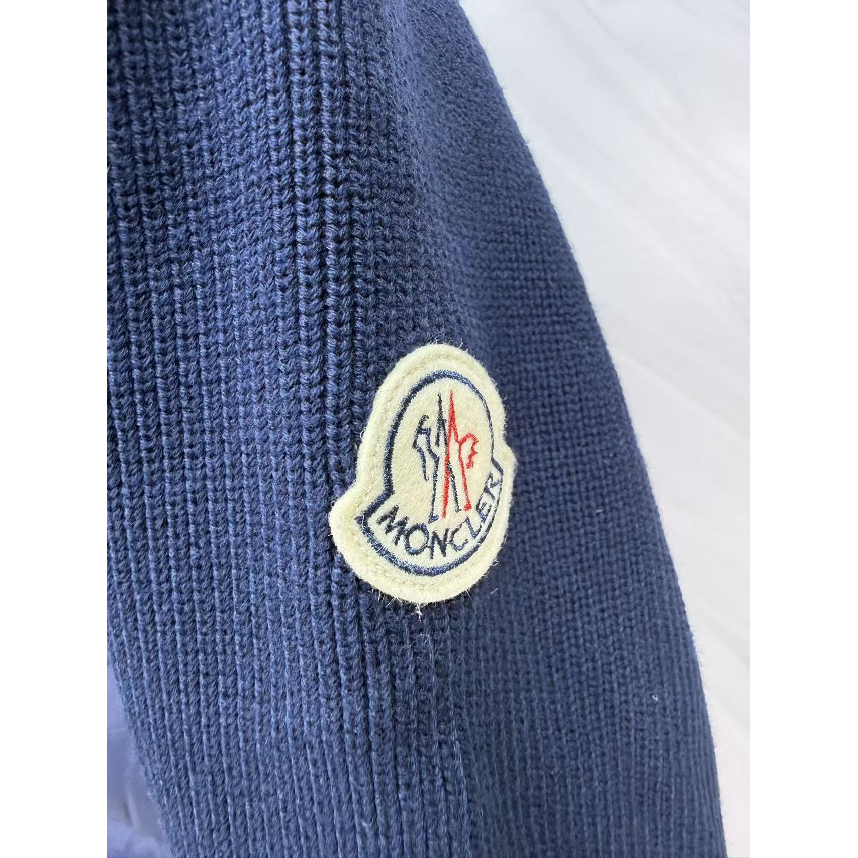 <p>Moncler 羊毛连帽针织男士羽绒服(藍)</p>
