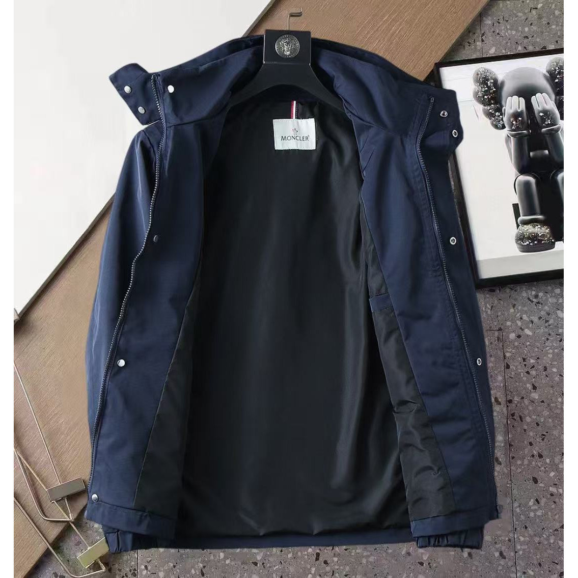 <p>MONCLER 男士夹克外套(800830)</p>