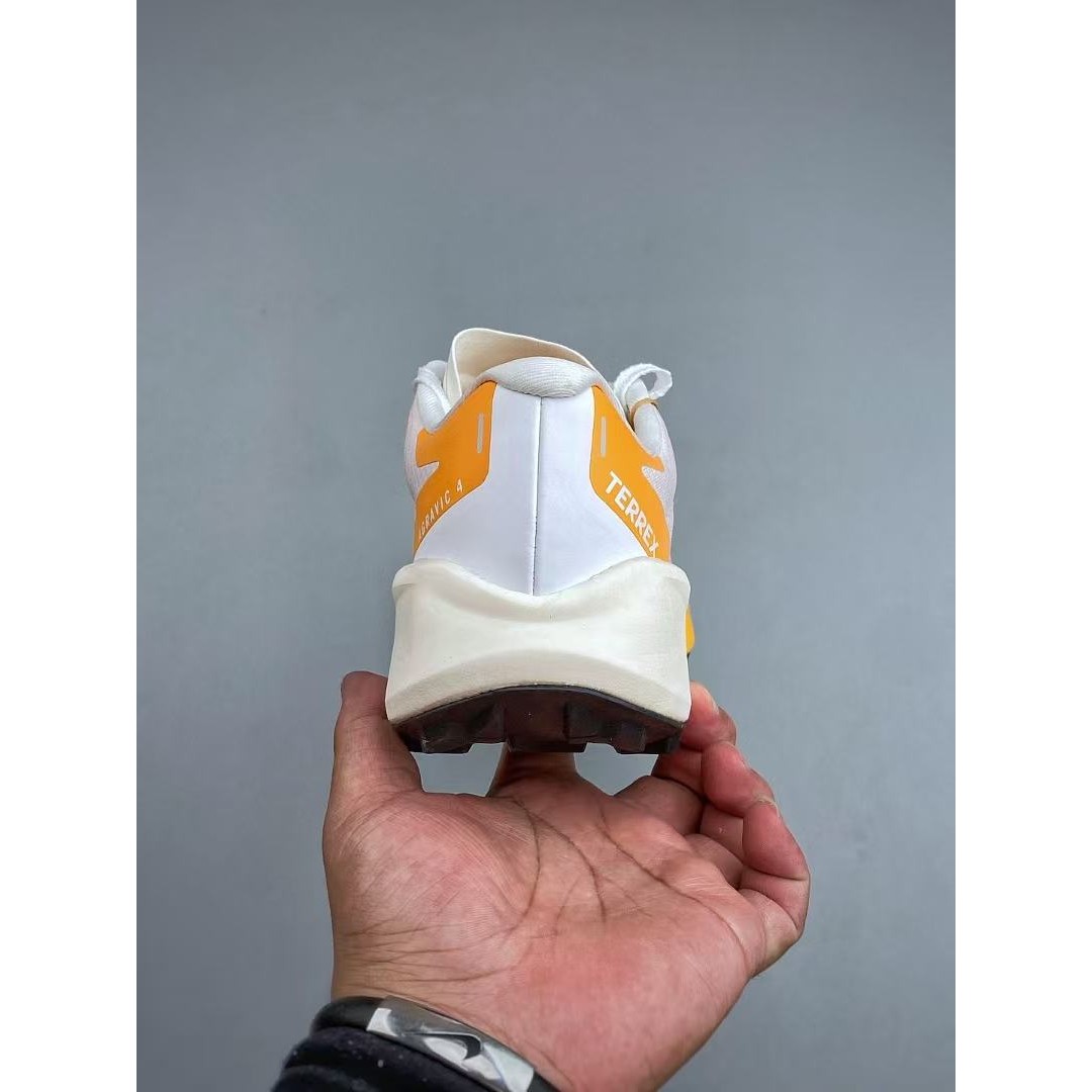 <p>adidas Terrex Agravic 4 越野跑鞋 (橘紅白)</p>