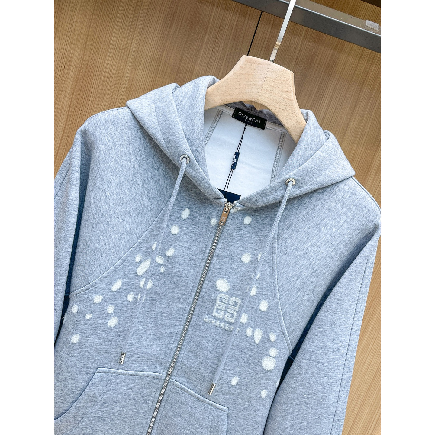 <p>GIVENCHY 套裝(淺灰)</p>