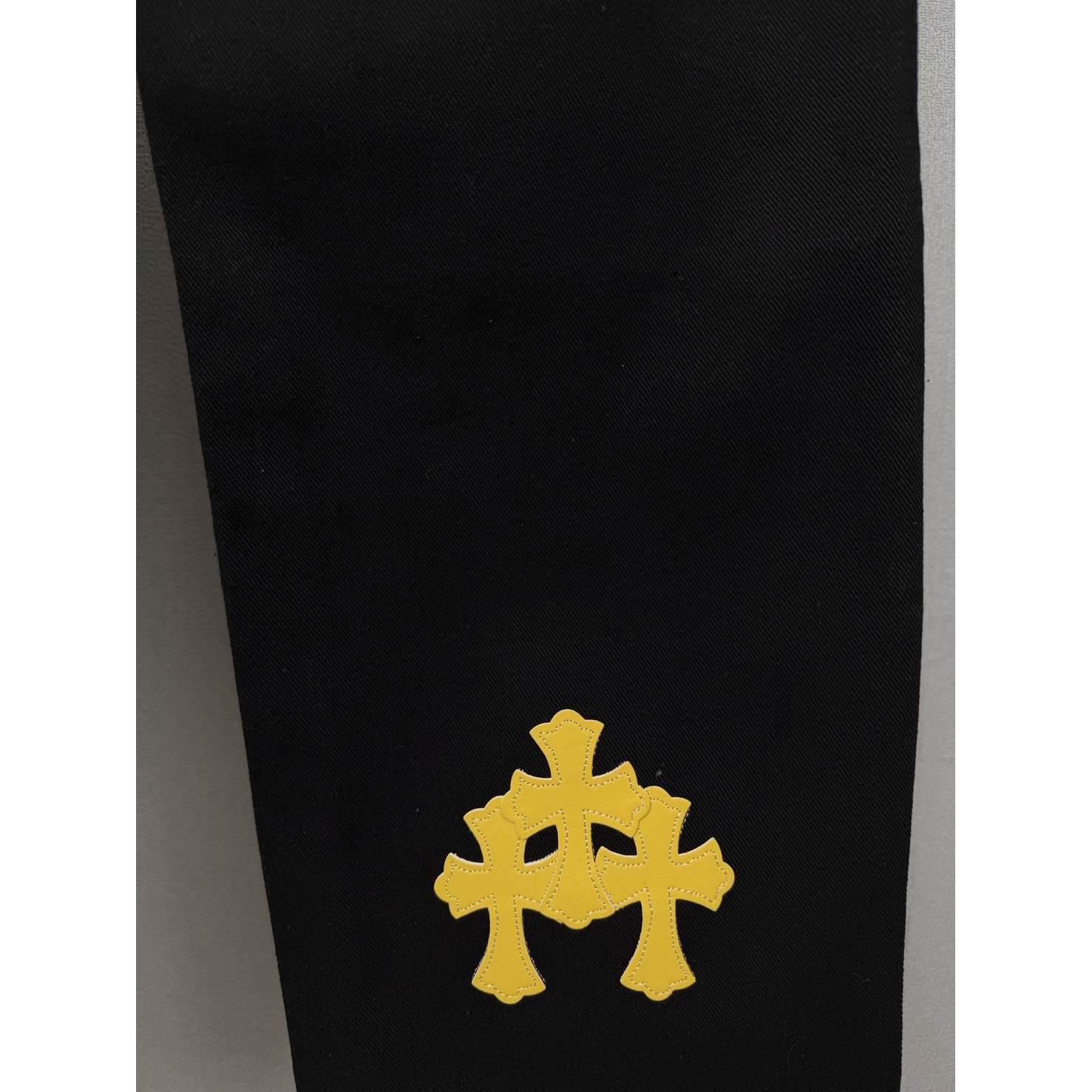 <p>CHROME HEARTS 黃十字架牛仔裤</p>