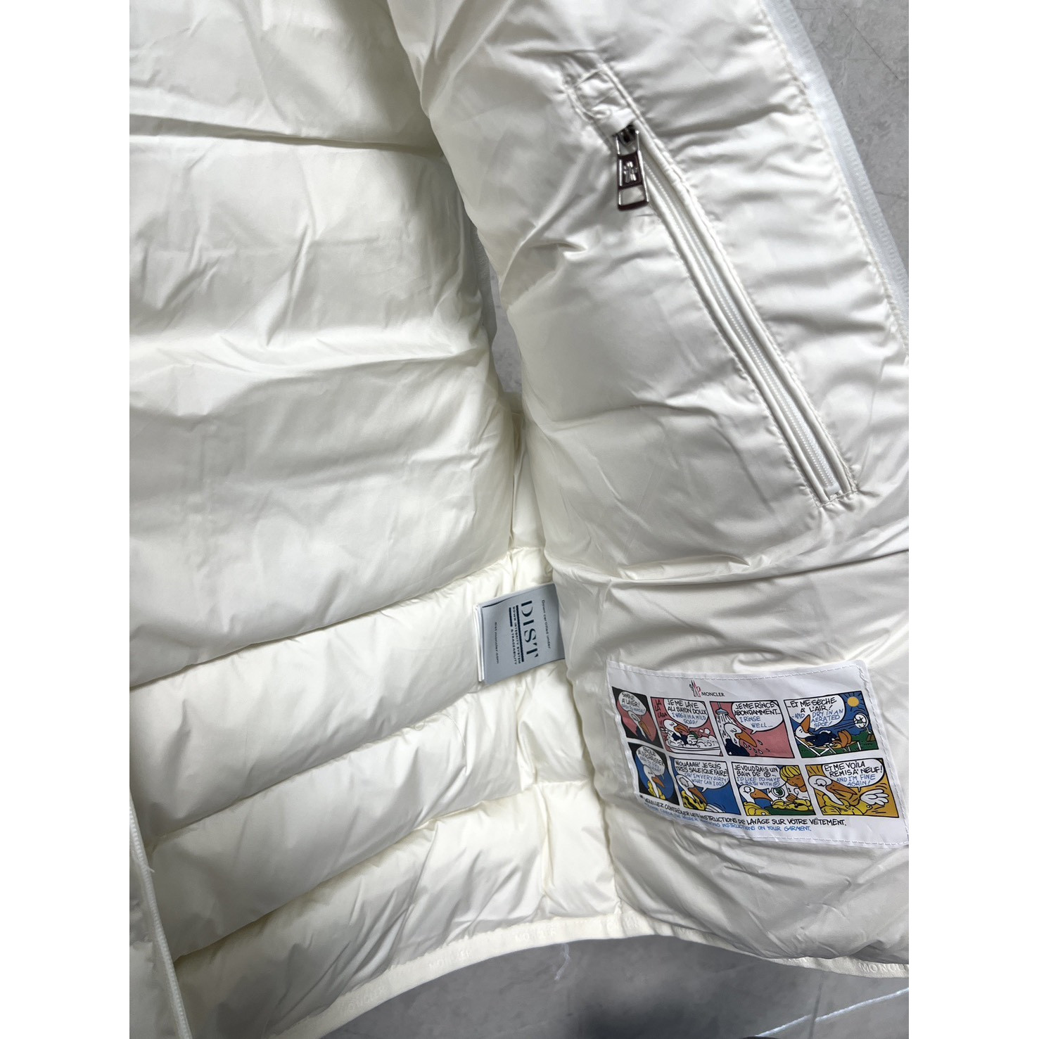 <p>Moncler 情侣款羽绒服 (白Y24)</p>
