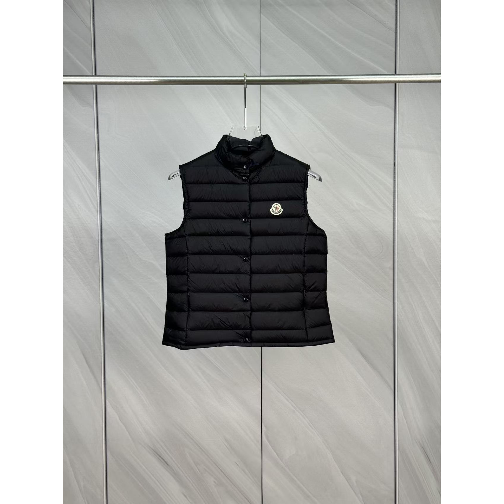 <p>Moncler Liane女士立领羽绒服(黑)</p>