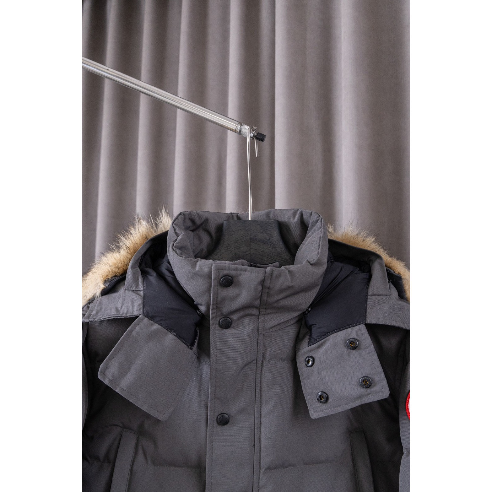 <p>Canada Goose 顶级狼毛Wyndham 2048M 29款 系列派克大衣羽绒服(灰色红标)</p>