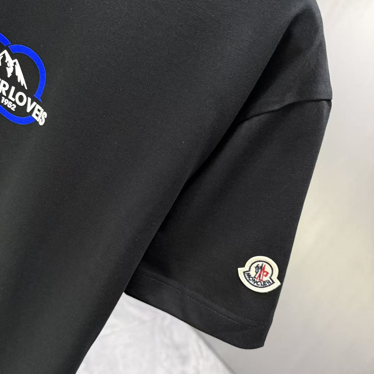 <p>Moncler 短袖T恤(黑)</p>