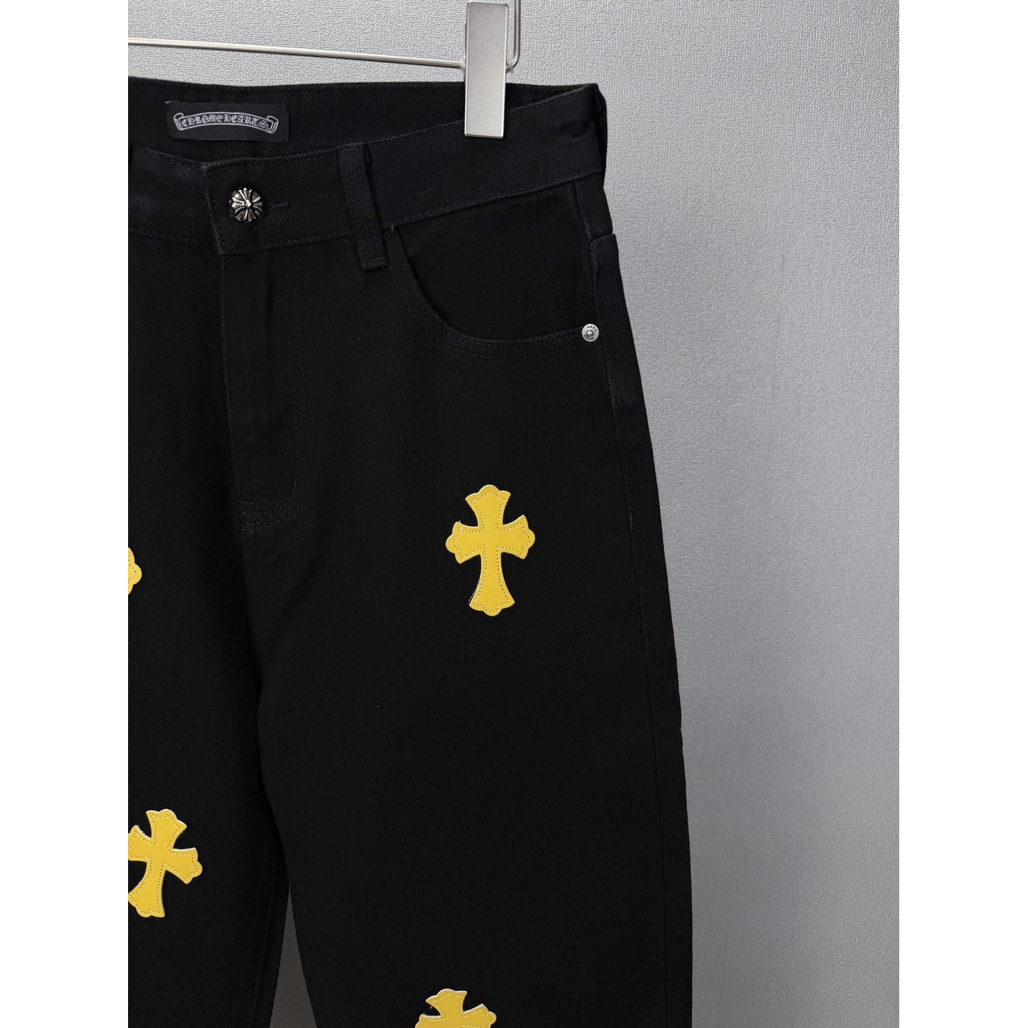 <p>CHROME HEARTS&nbsp;黄色十字架牛仔裤</p>
