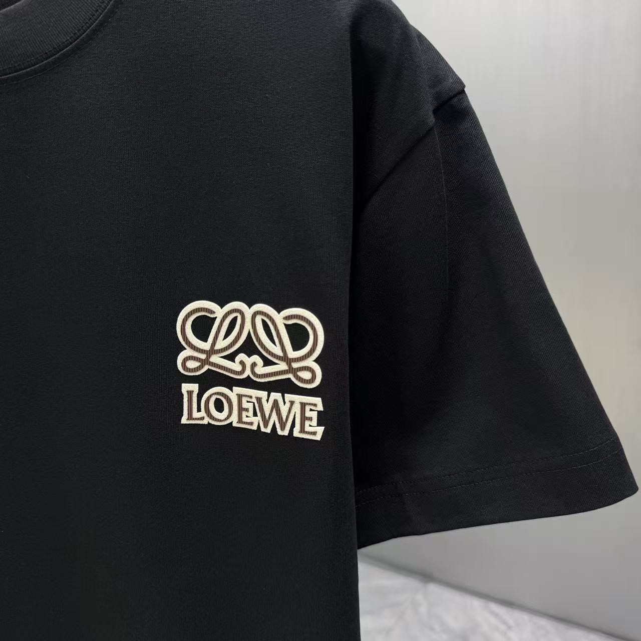 <p>LOEWE 短袖T恤(黑)</p>
