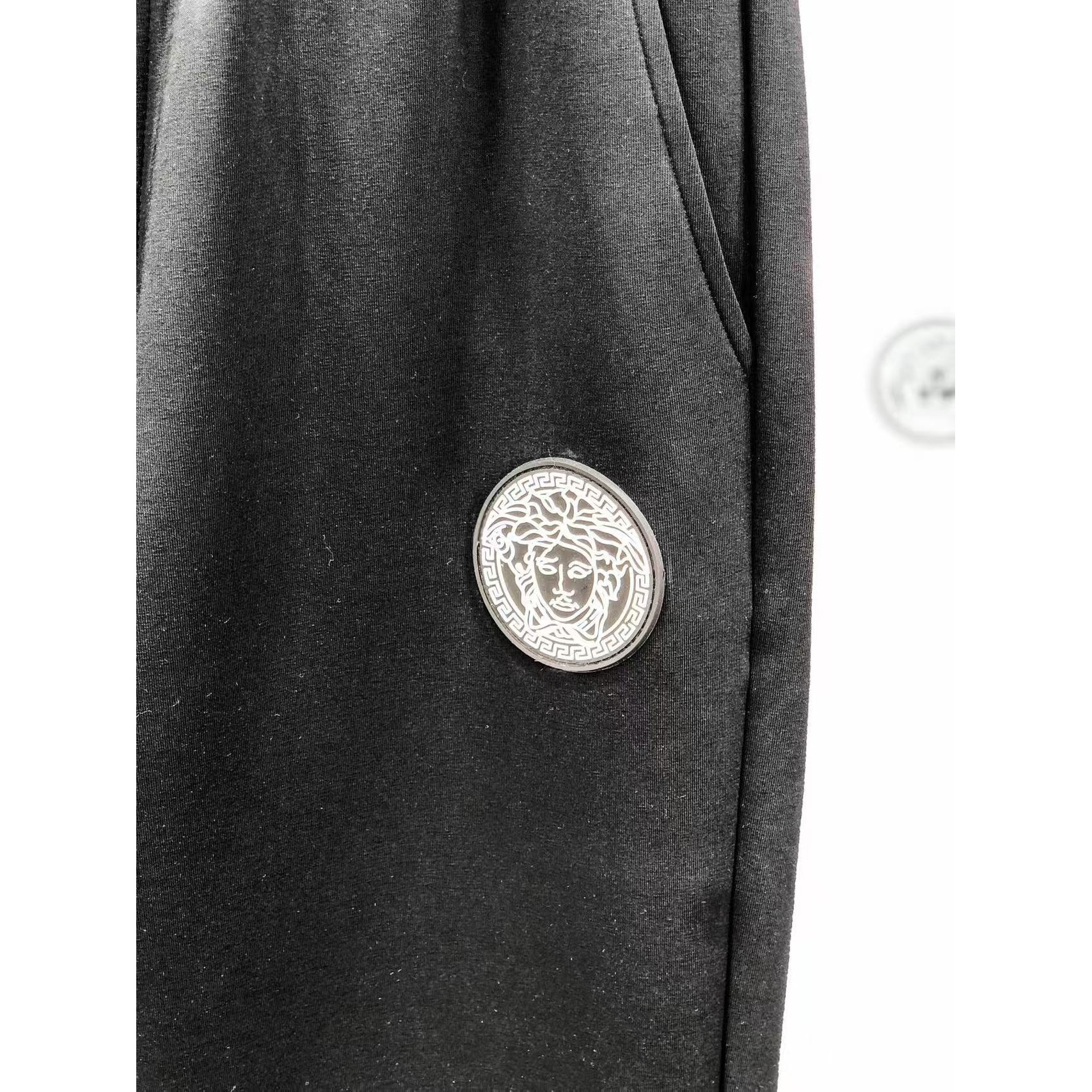 <p>Versace&nbsp;高品质时尚休闲裤(782939)</p>