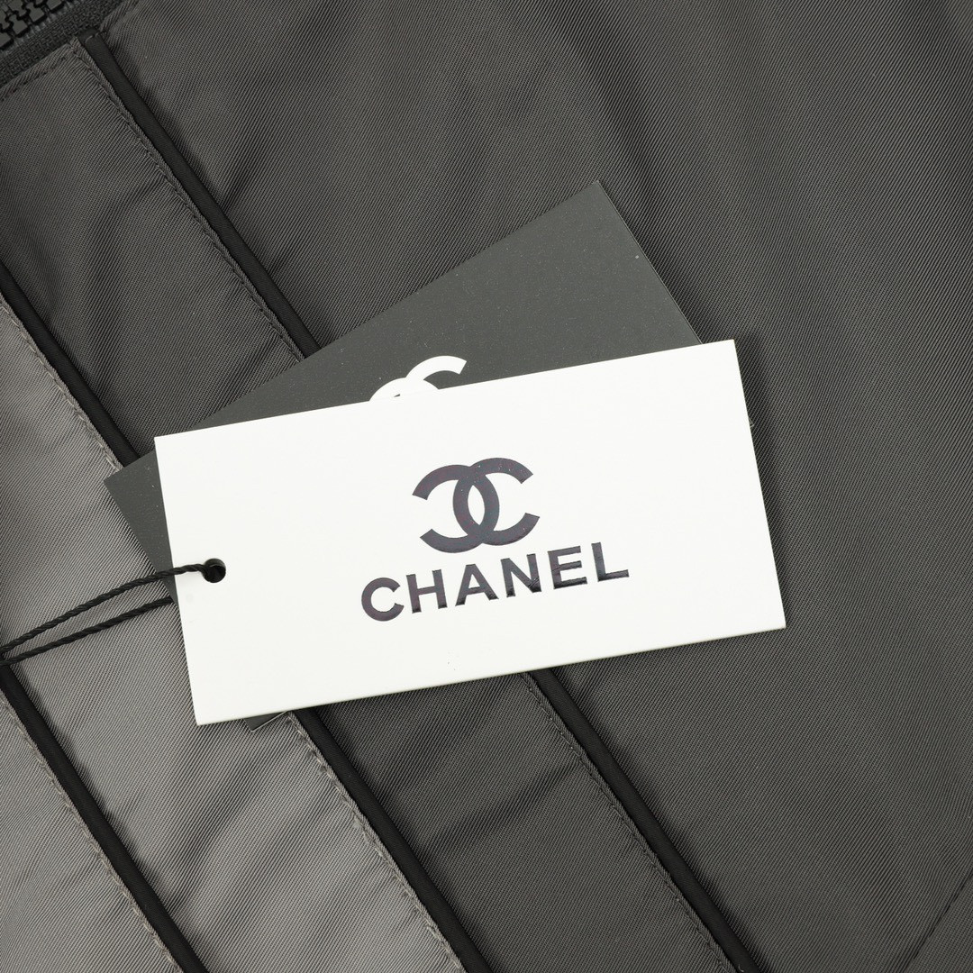 <p>CHANEL 刺绣标语复古拉链双面棉服外套</p>