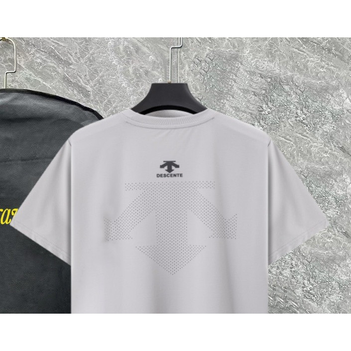 <p>DESCENTE 速干机能短袖T恤(灰)</p>