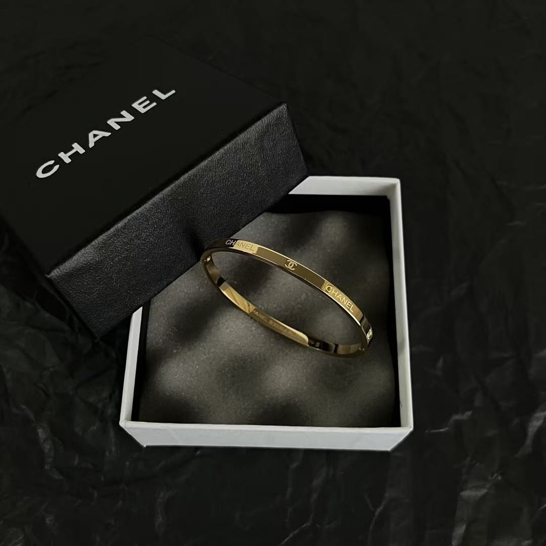 <p>Chanel 中古手镯(金)</p>