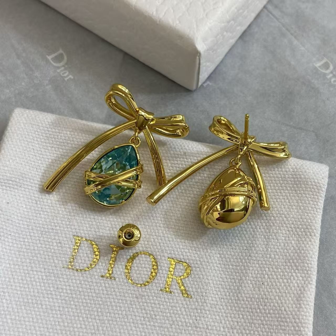 <p>DIOR 金色蝴蝶结海蓝水滴耳环</p>