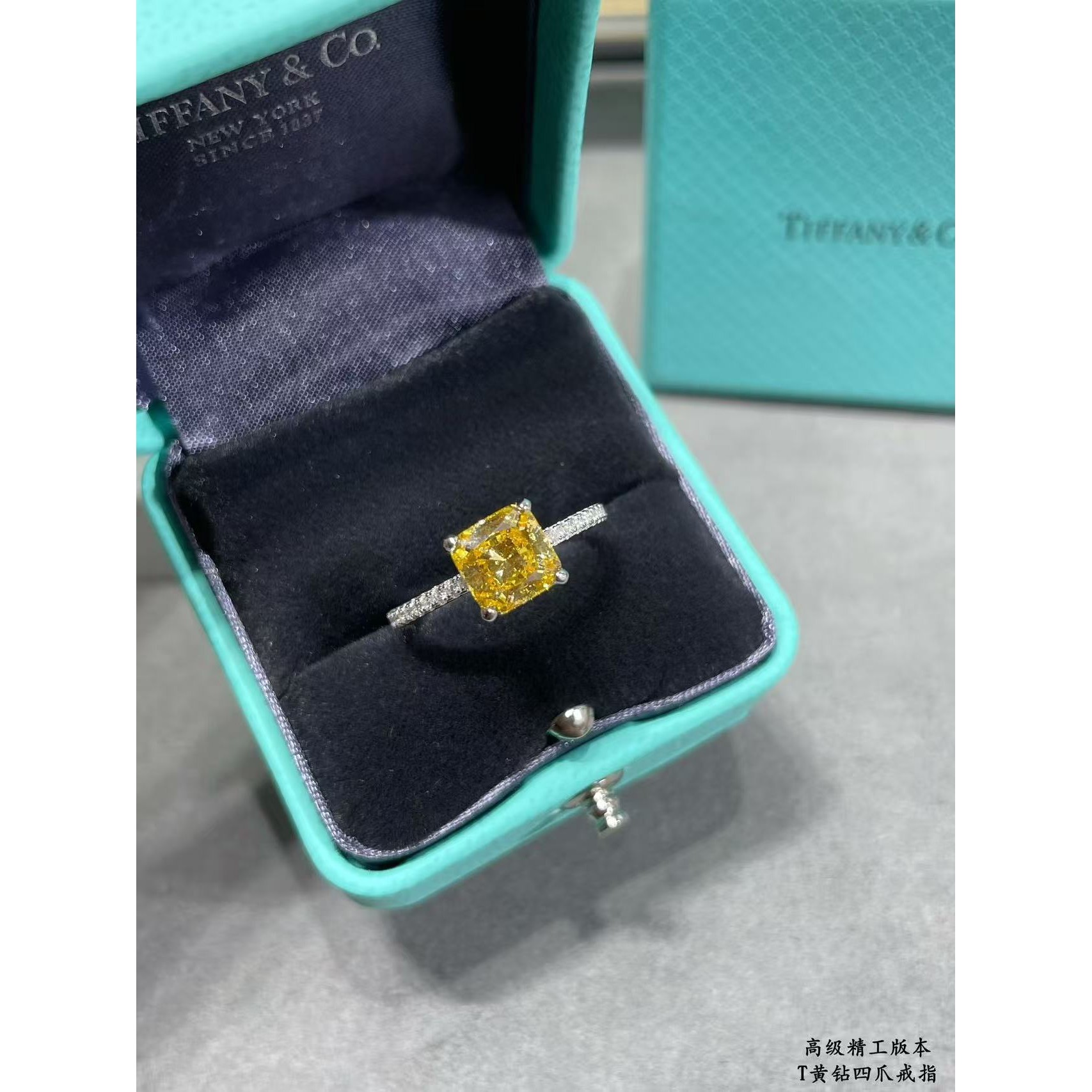 <p>Tiffany&nbsp;黄钻四爪戒指</p>