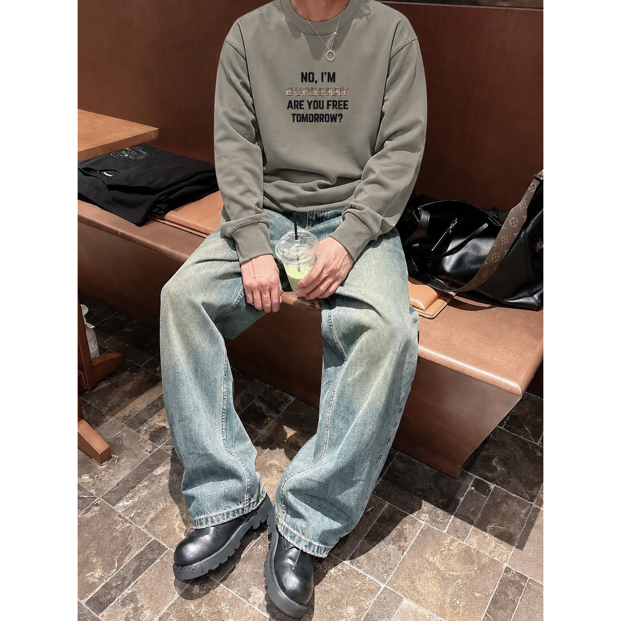 <p>BURBERRY 滴胶立体字母长袖(咖啡)</p>