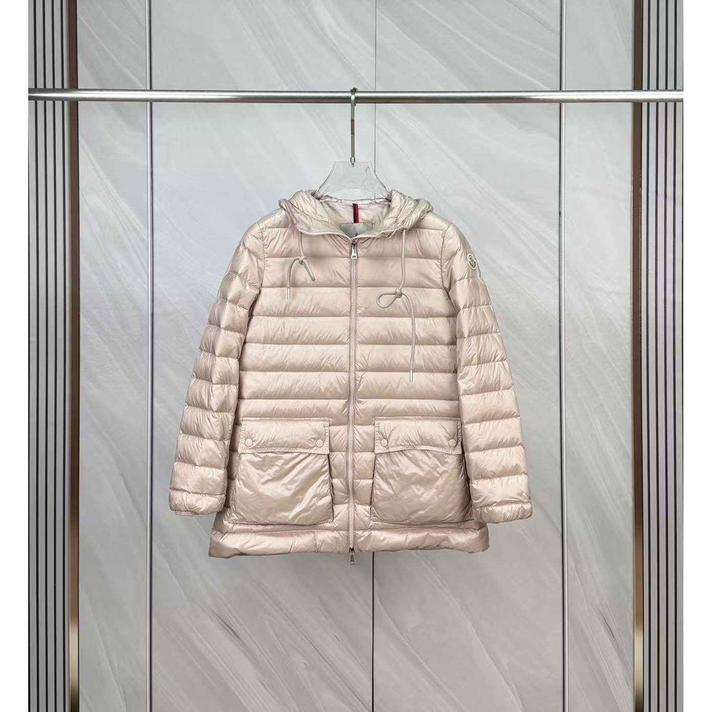 <p>Moncler 连帽中长羽绒服(粉)</p>