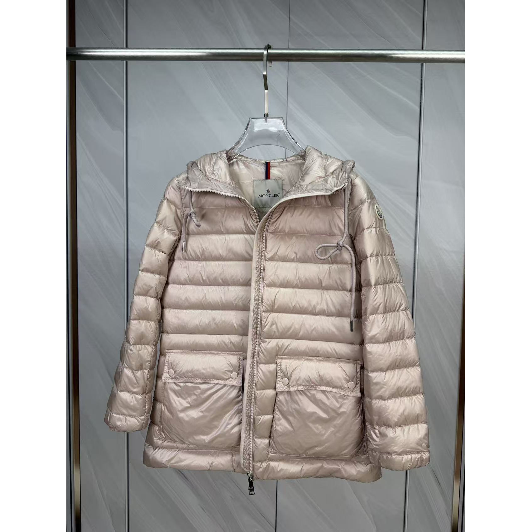 <p>Moncler 连帽中长羽绒服(粉)</p>