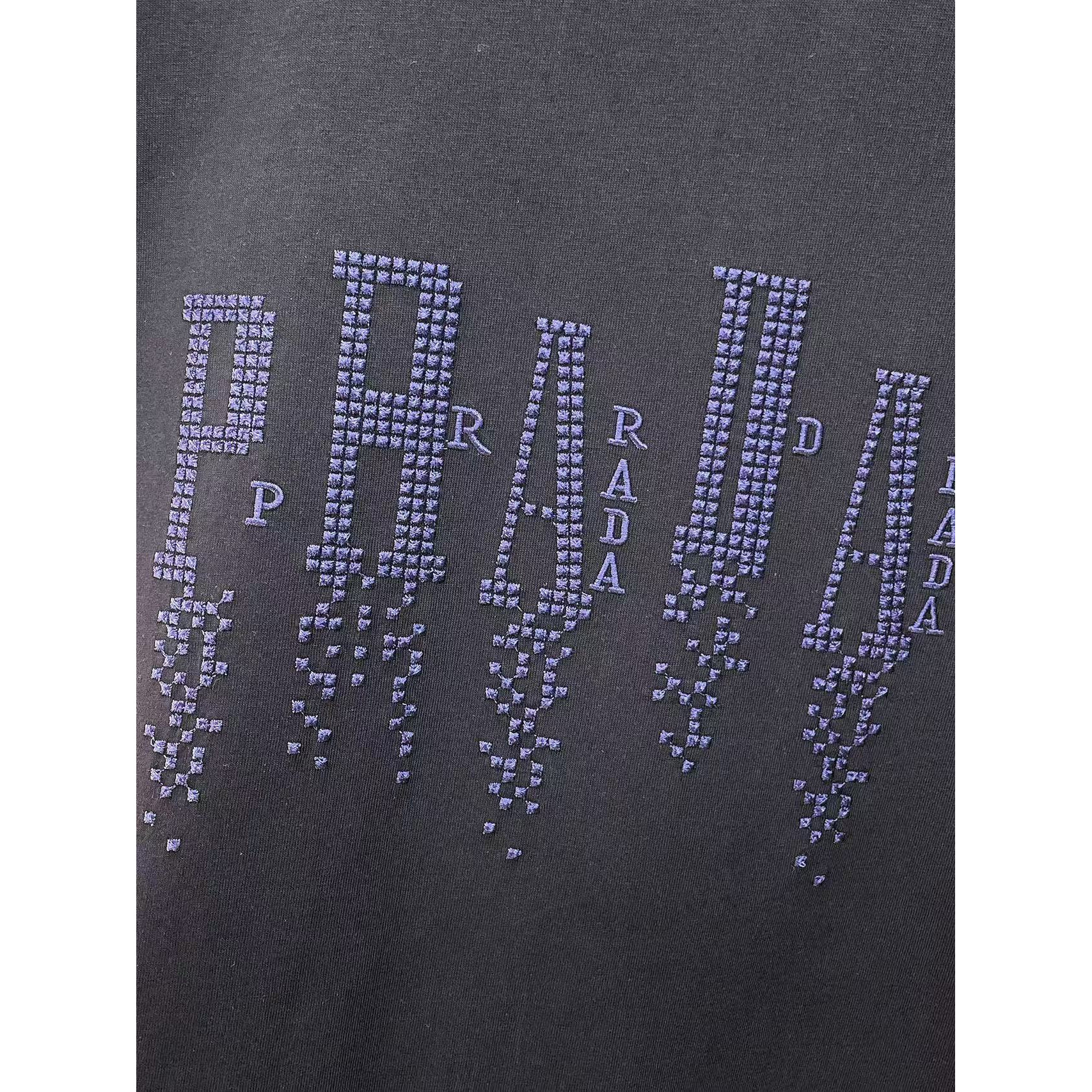 <p>PRADA 专柜新款短袖T恤(黑)</p>