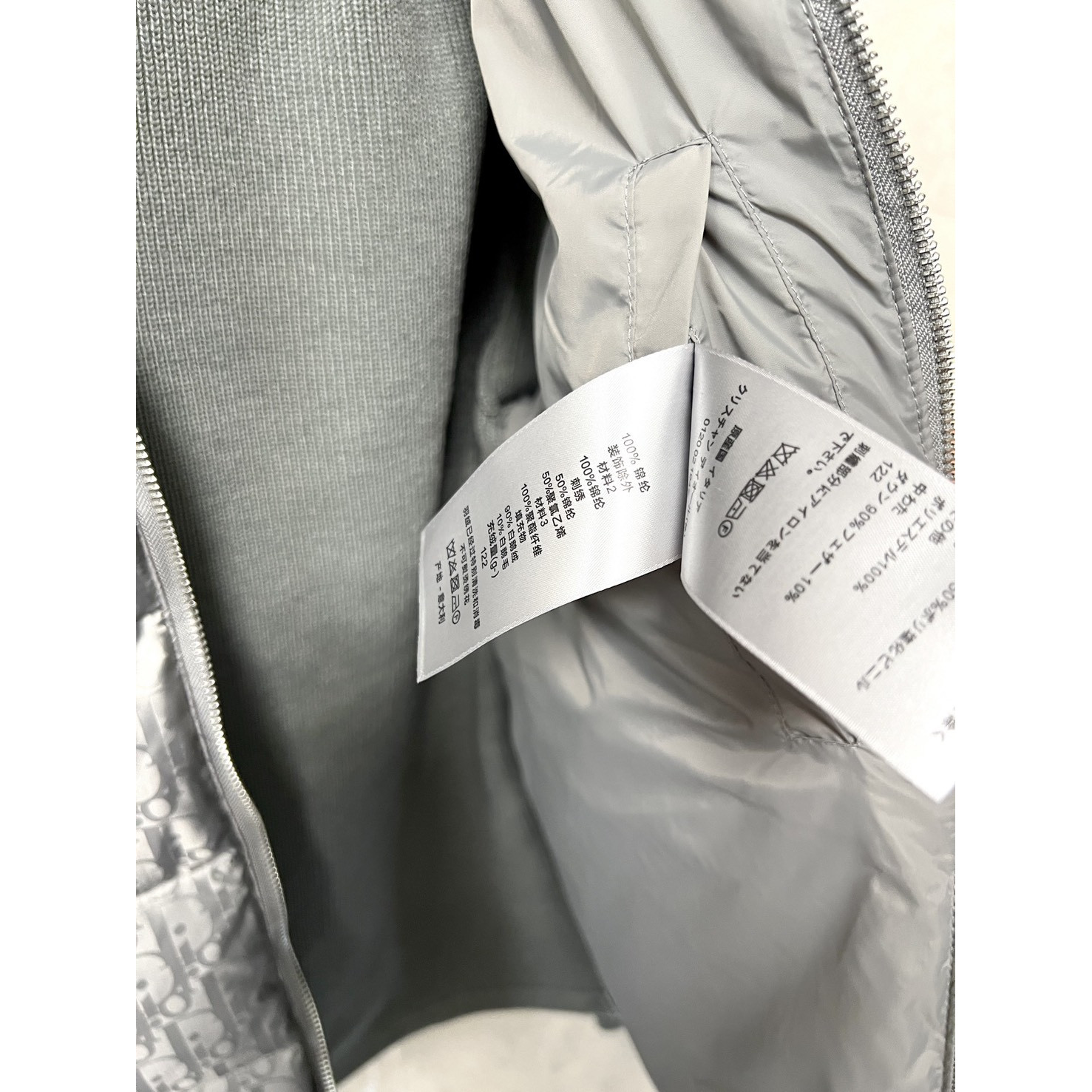 <p>Dior 经典针织羽绒款(深灰色)</p>

<p>&nbsp;</p>