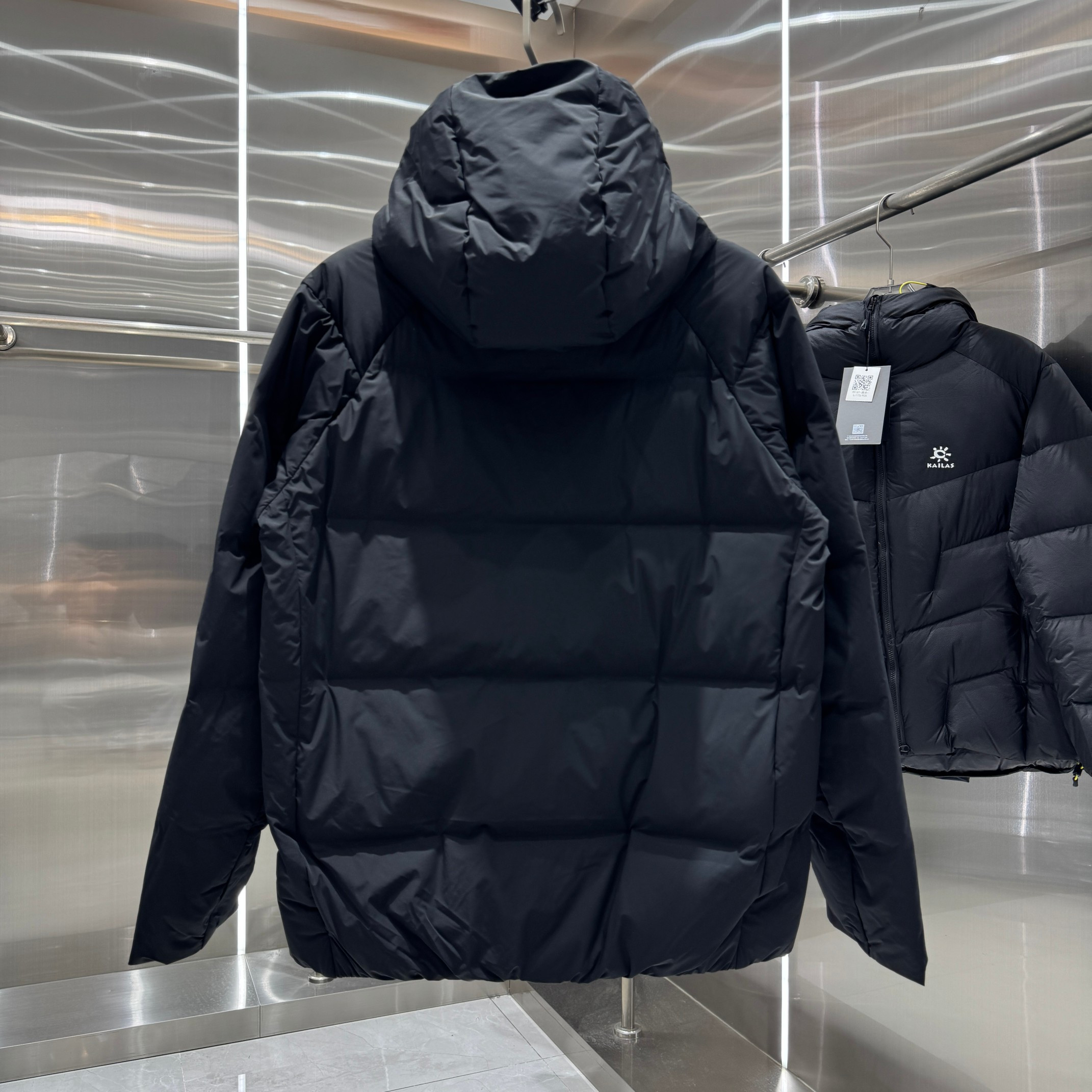 <p>DESCENTE 运动羽绒服(黑)</p>