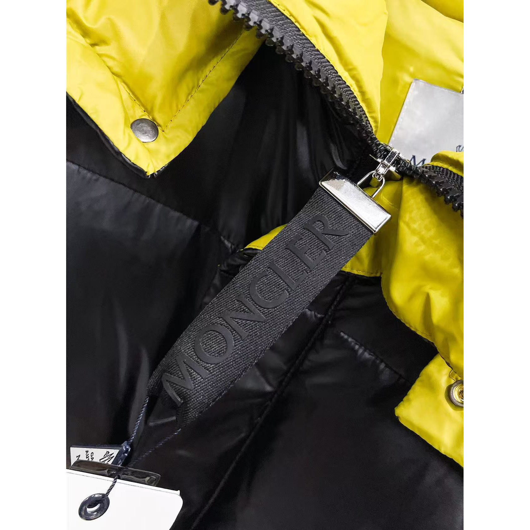 <p>MONCLER&nbsp;秋冬新款羽绒服(黑)</p>