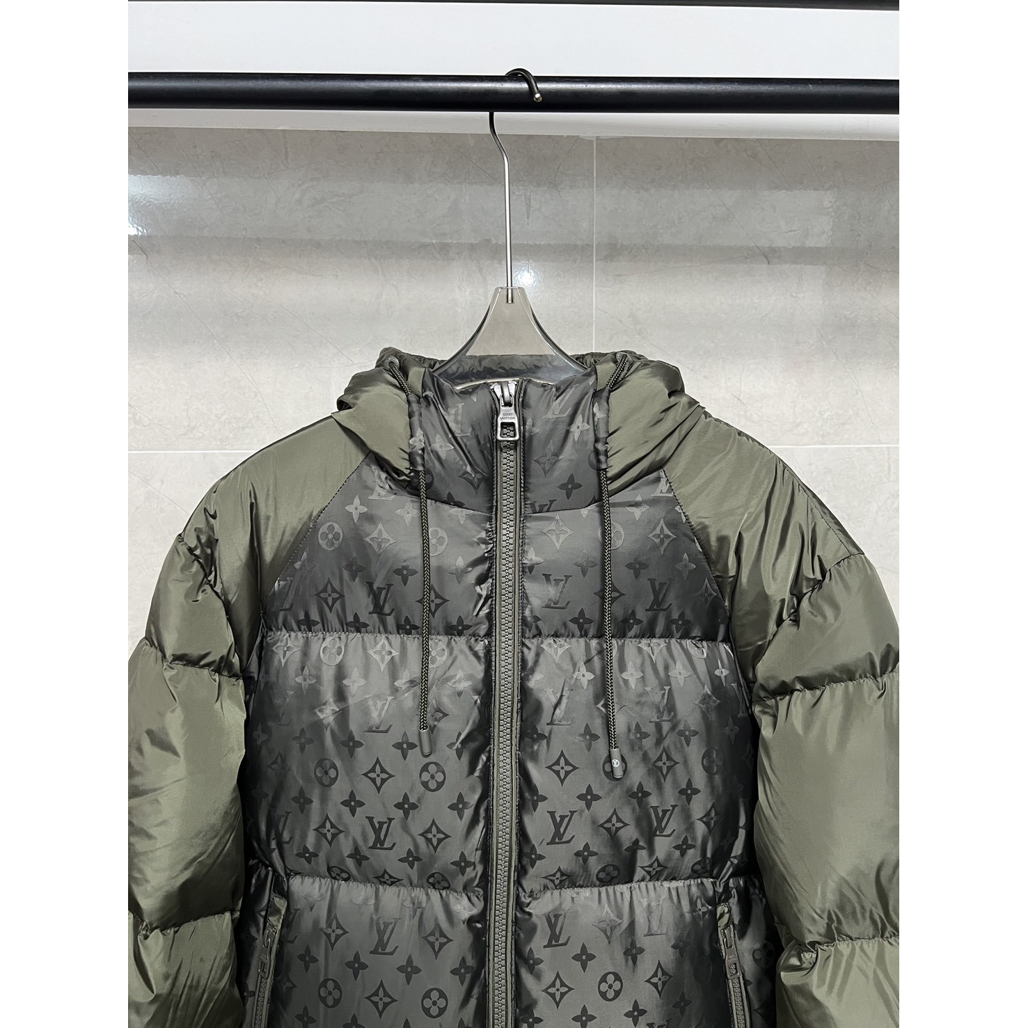<p>LV&nbsp;时尚连帽老花满纹印花羽绒服(綠)</p>