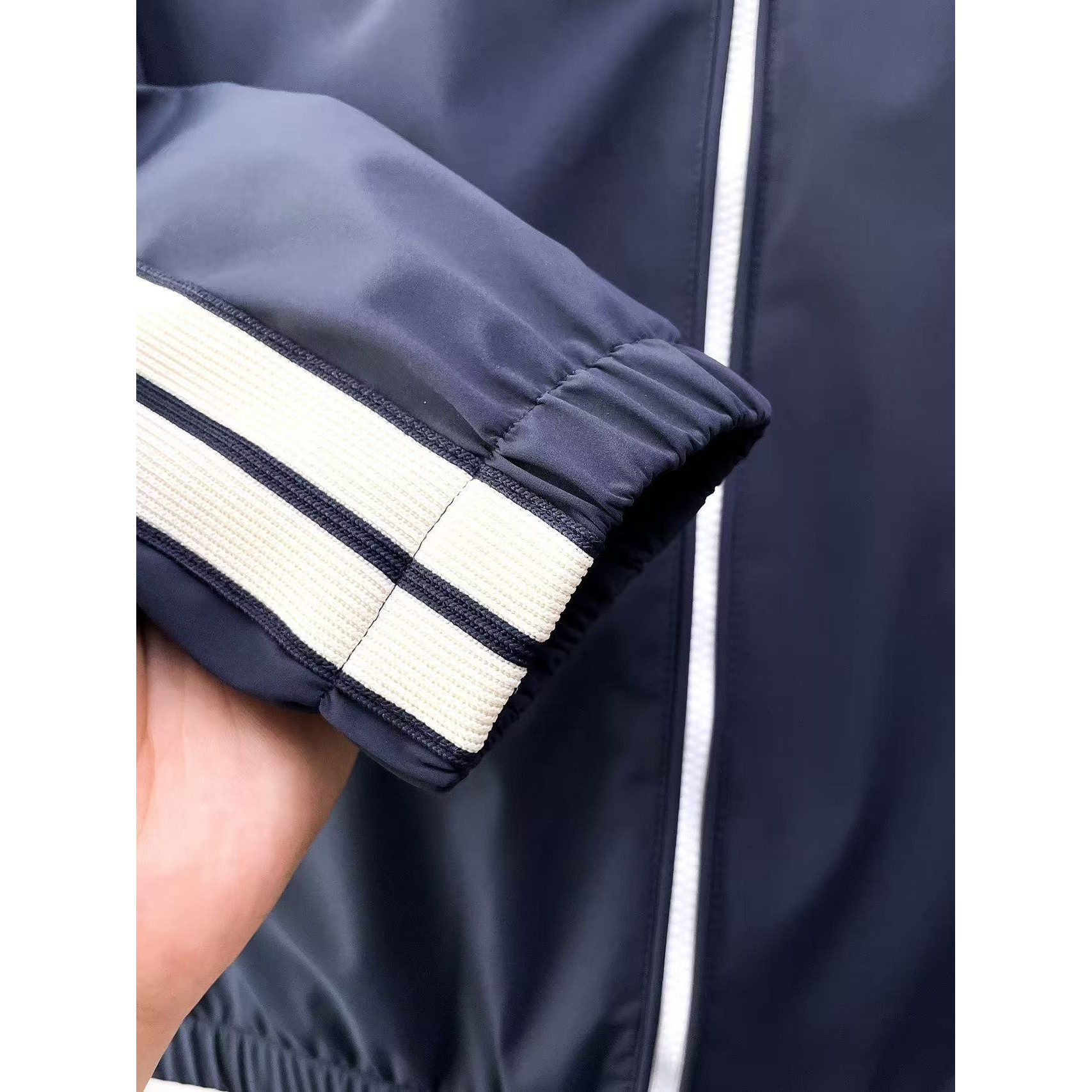 <p>MONCLER 时尚休闲夹克外套(藏青)</p>