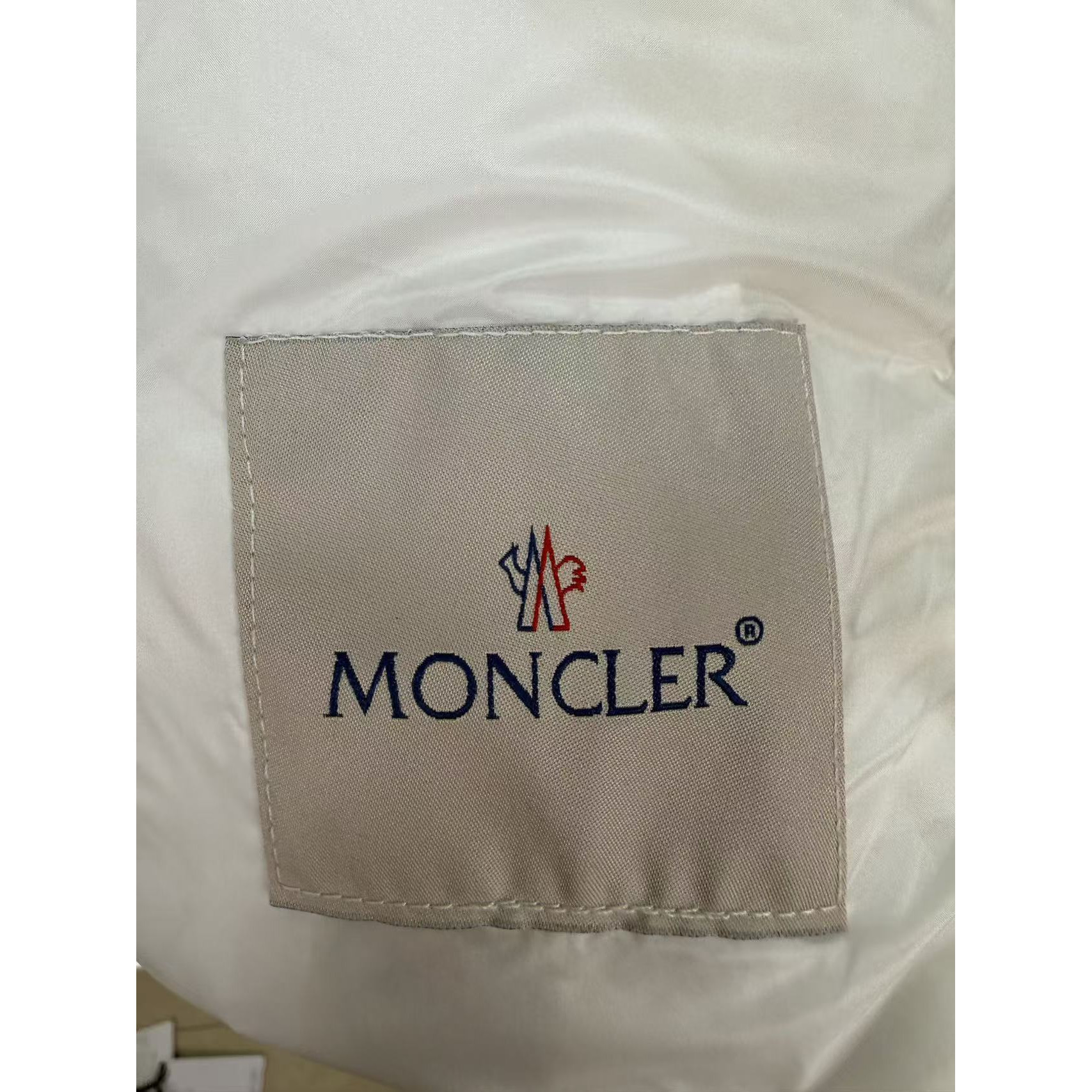 <p>Moncler Liane女士立领羽绒服(白)</p>