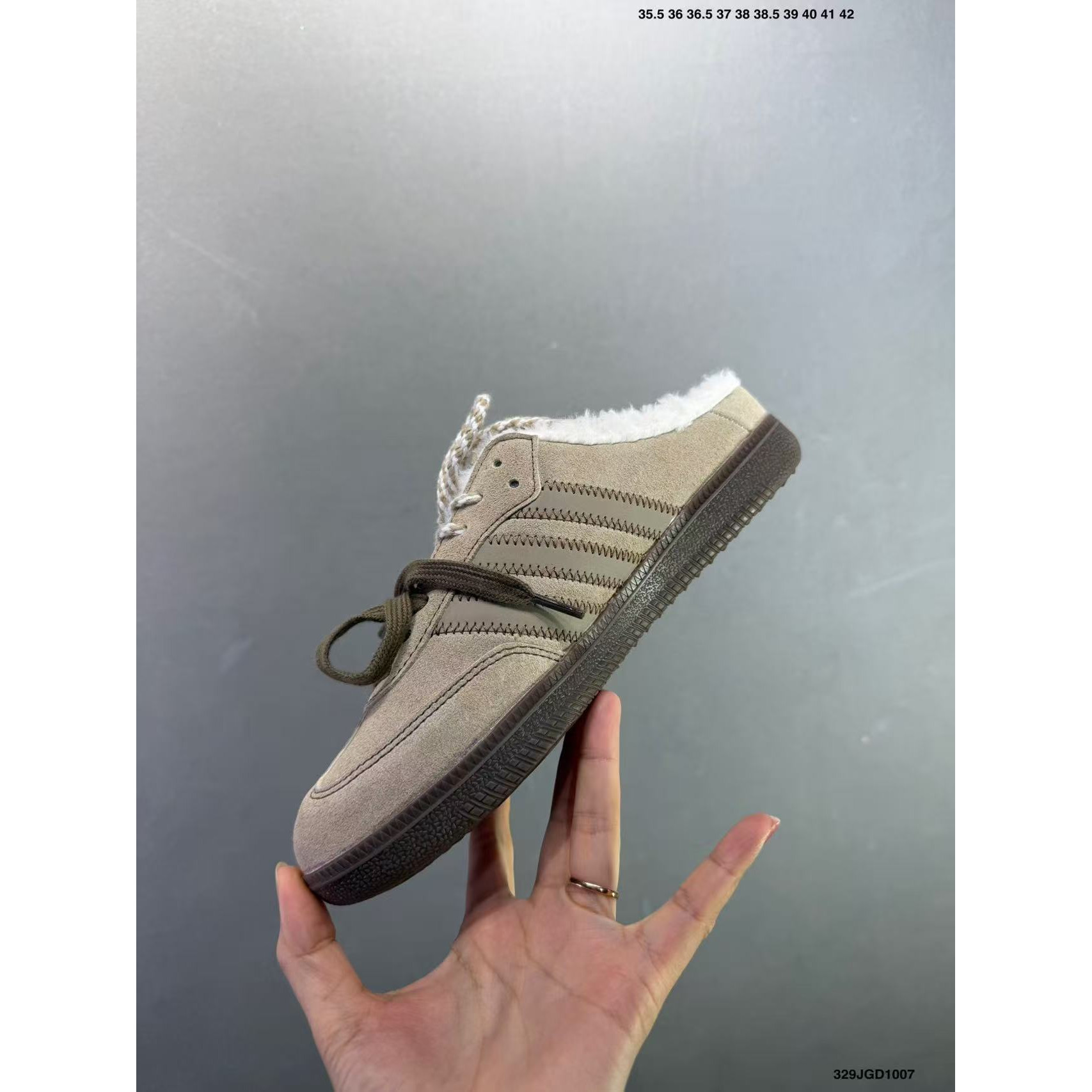 <p>Adidas Originals Samba OG Mule 休闲拖鞋(灰)</p>