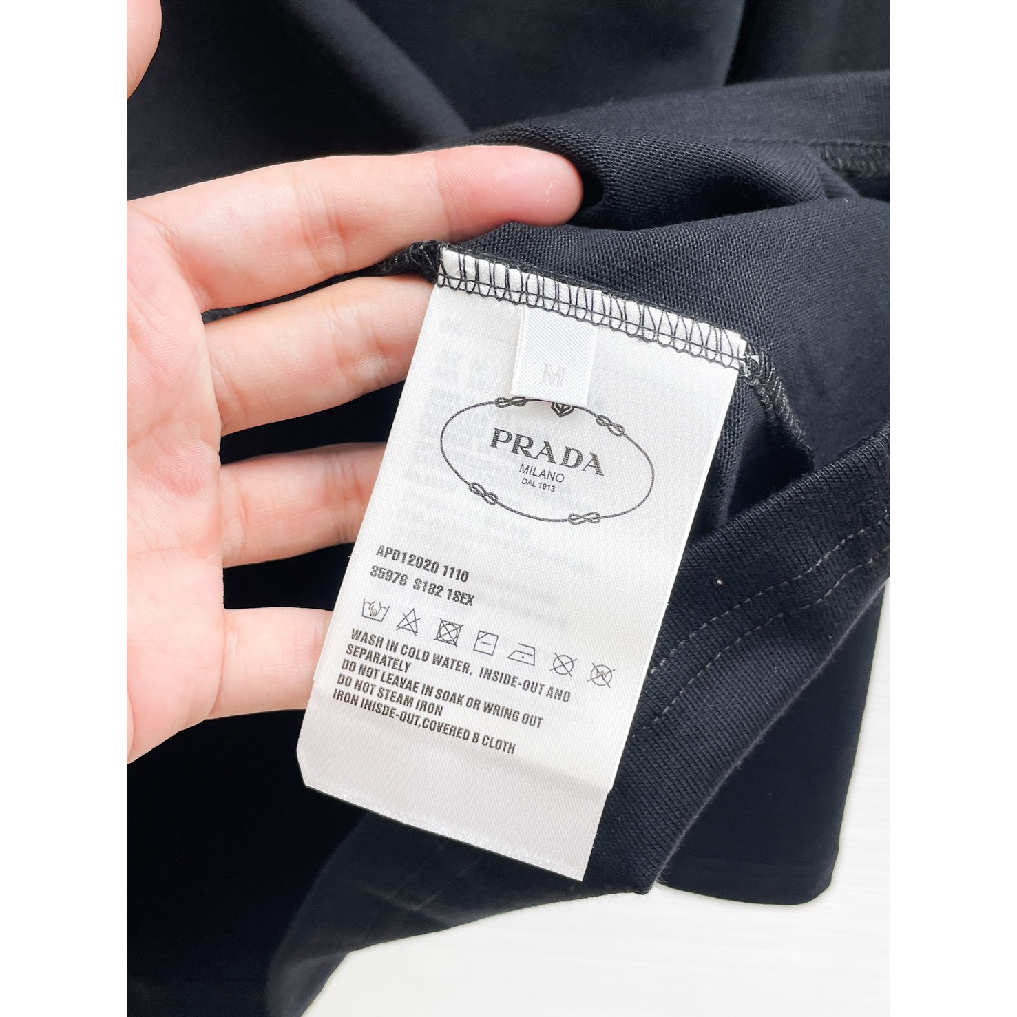 <p>&nbsp;Prada 长袖T恤(黑)</p>