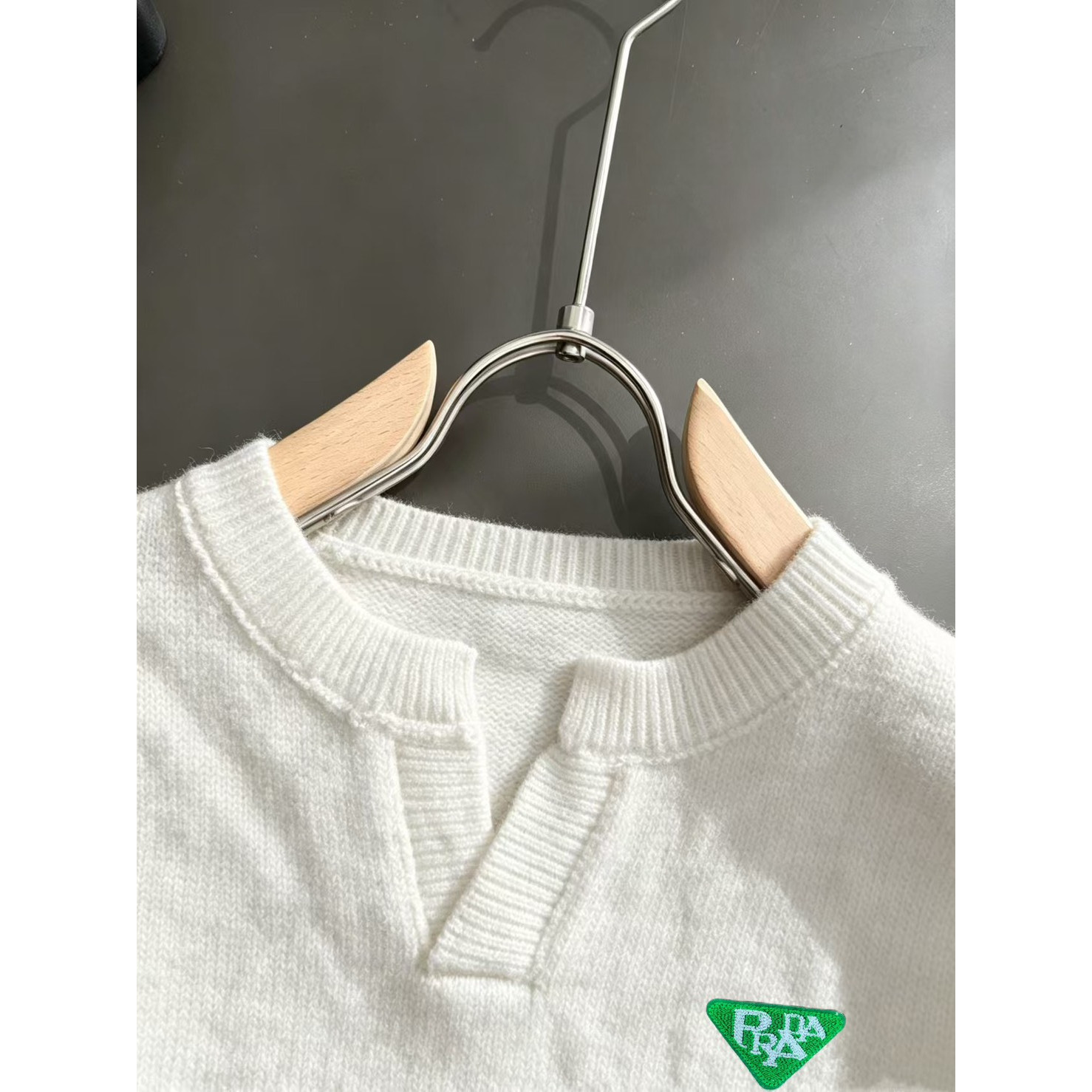 <p>PRADA 高品质男士毛衣(白)</p>