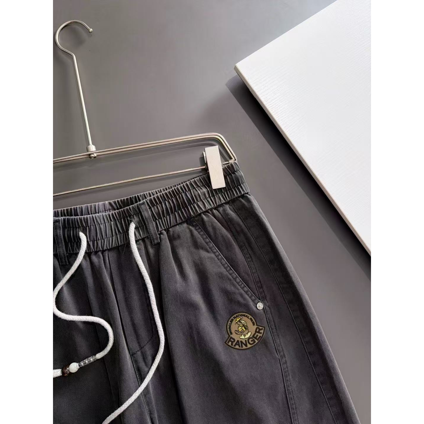 <p>MONCLER 秋冬新款松紧带休闲裤(淺黑)</p>