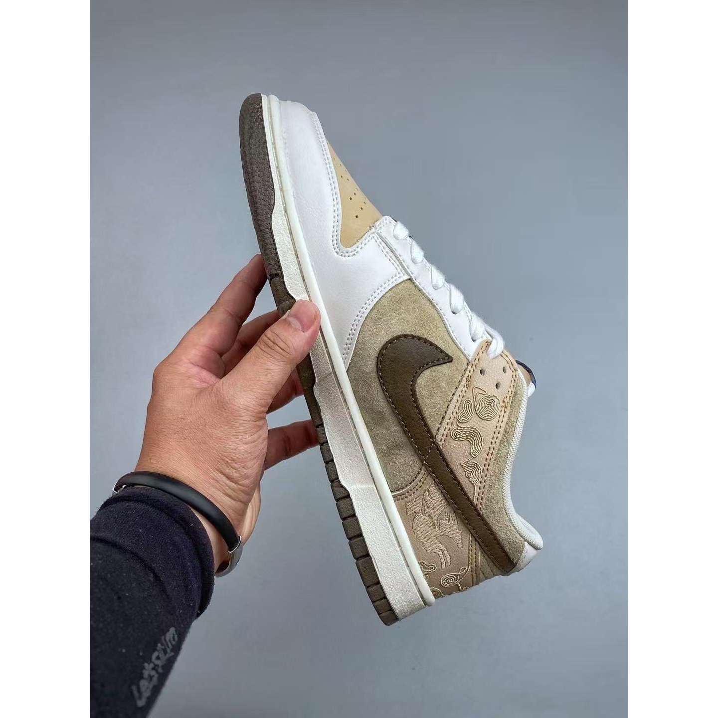 <p>Nike &lsquo;联名款&rsquo;低帮休闲运动板鞋(卡其白)</p>