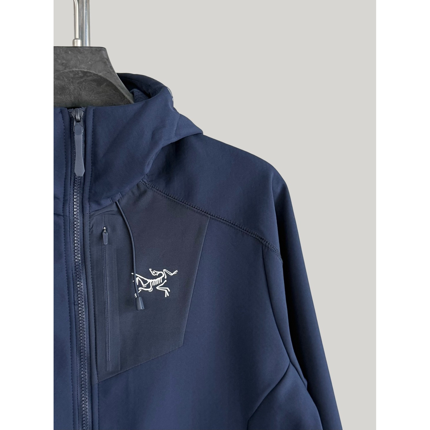<p>Arc'teryx 软壳加薄绒冲锋衣(藏青)</p>

<p>&nbsp;</p>
