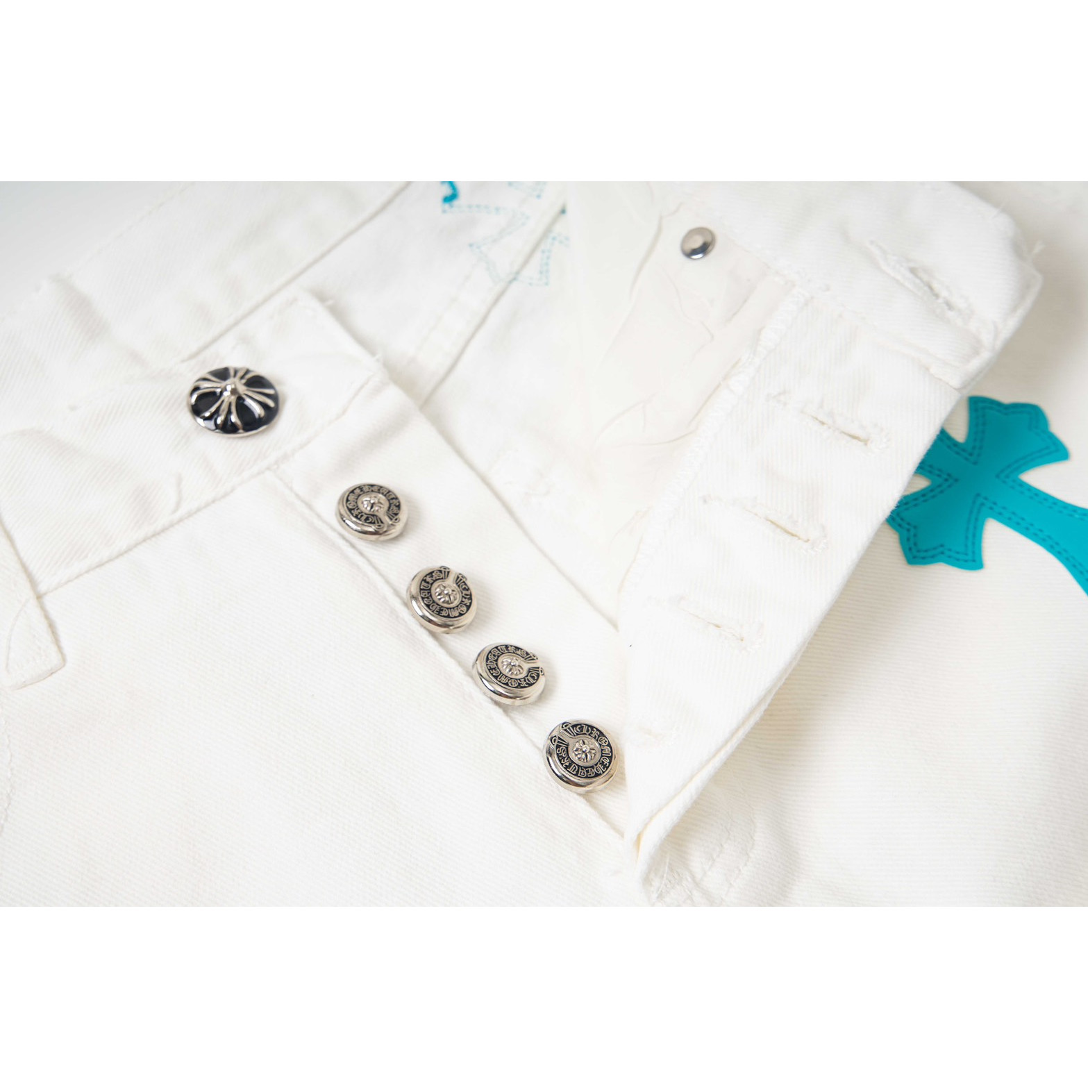 <p>CHROME HEARTS 白裤青皮爆款拼皮情侣闺蜜牛仔裤(1816#)</p>

<p>&nbsp;</p>
