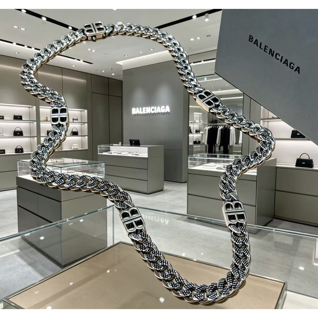 <p>Balenciaga&nbsp;项链</p>