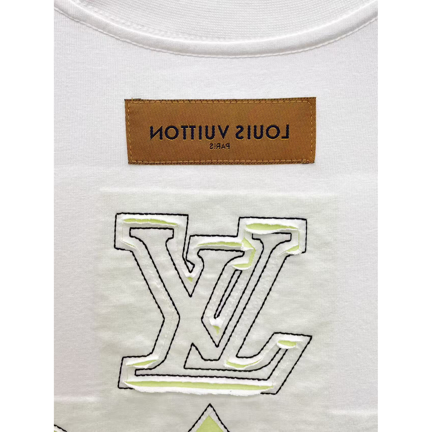 <p>LV&nbsp;专柜新款短袖T恤(白)</p>