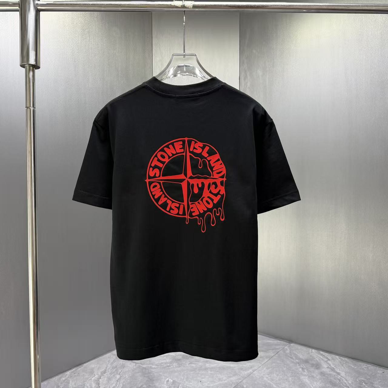 <p>Stone Island 短袖T恤(黑色紅標)</p>