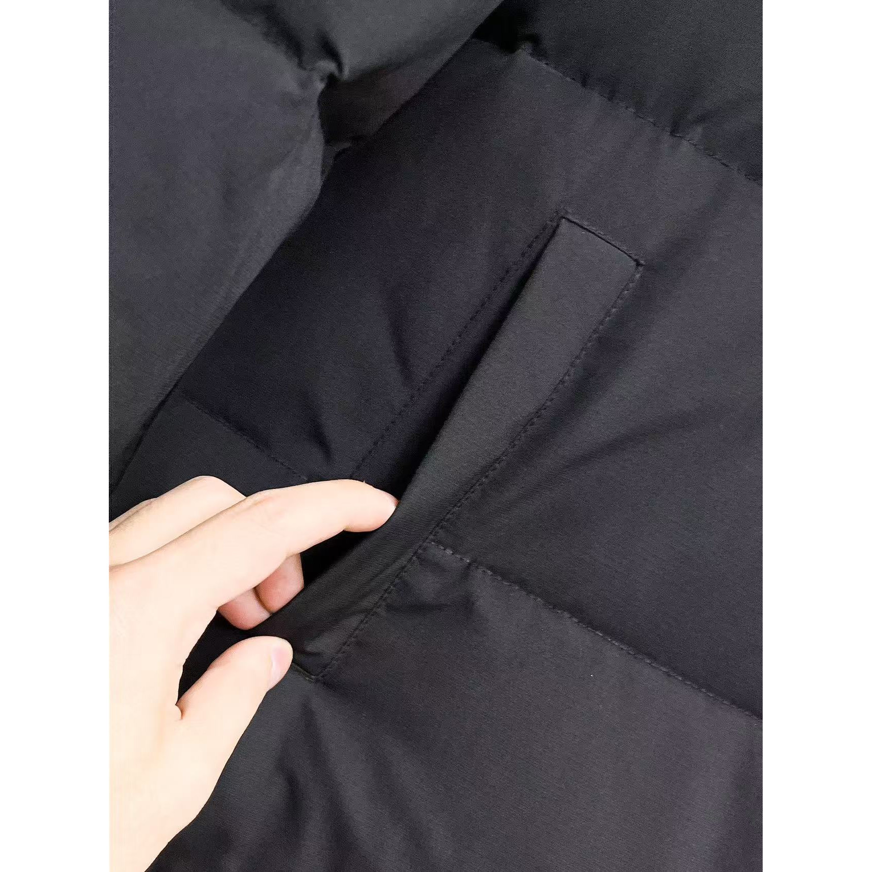 <p>PRADA 秋冬新款羽绒服(黑)</p>