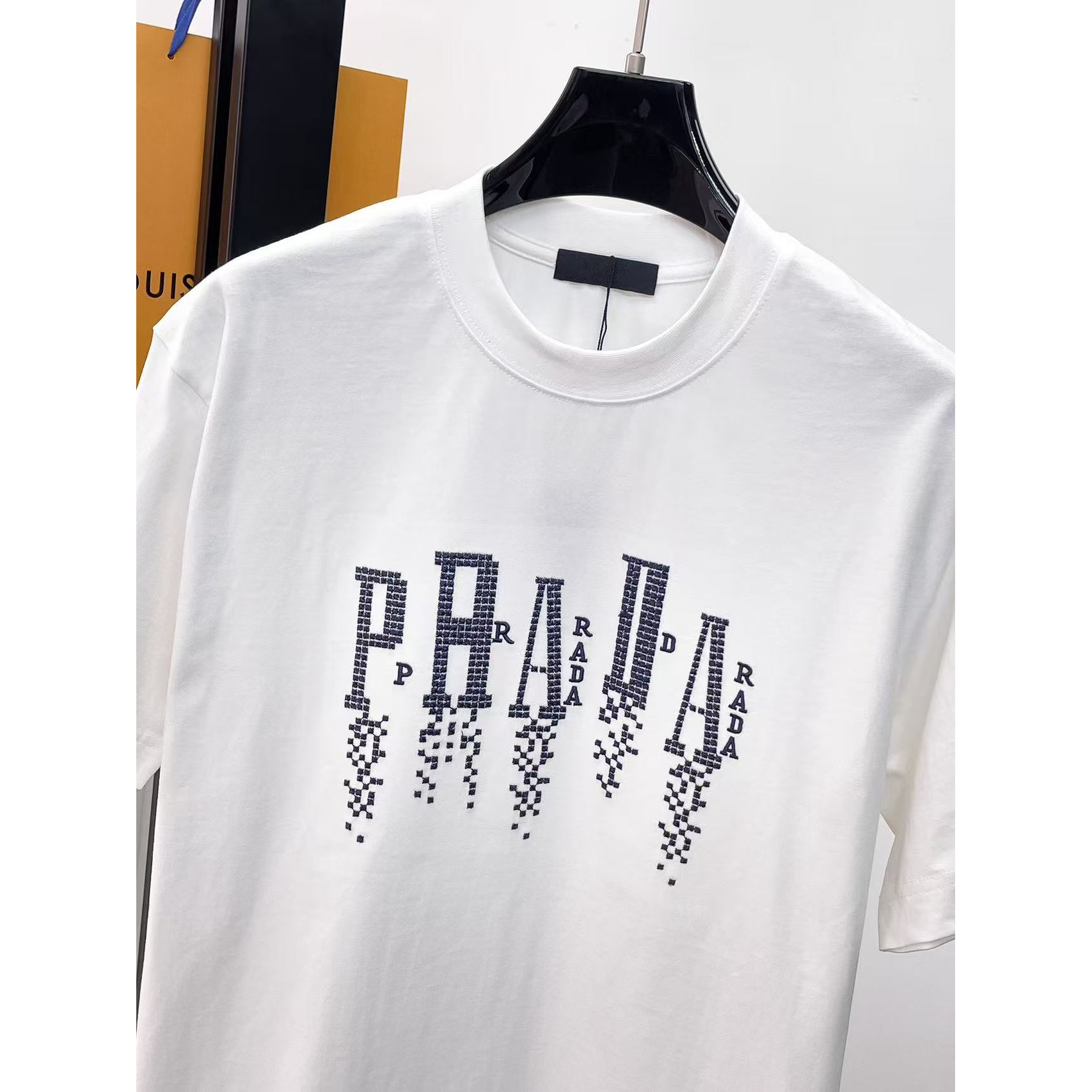<p>PRADA 专柜新款短袖T恤(白)</p>