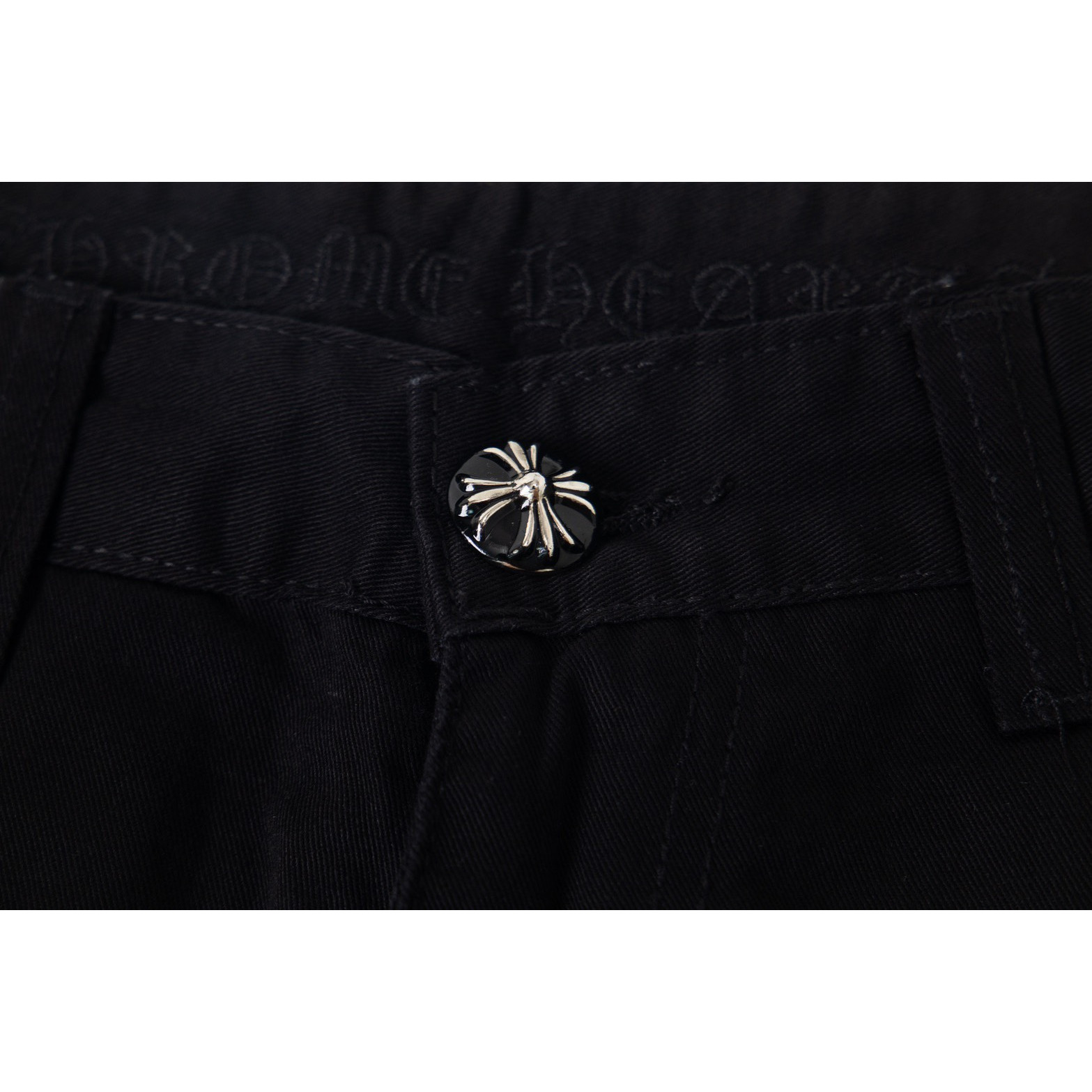 <p>CHROME HEARTS 豹纹拼黑皮伐木多皮元素水洗牛仔裤(1776#)</p>