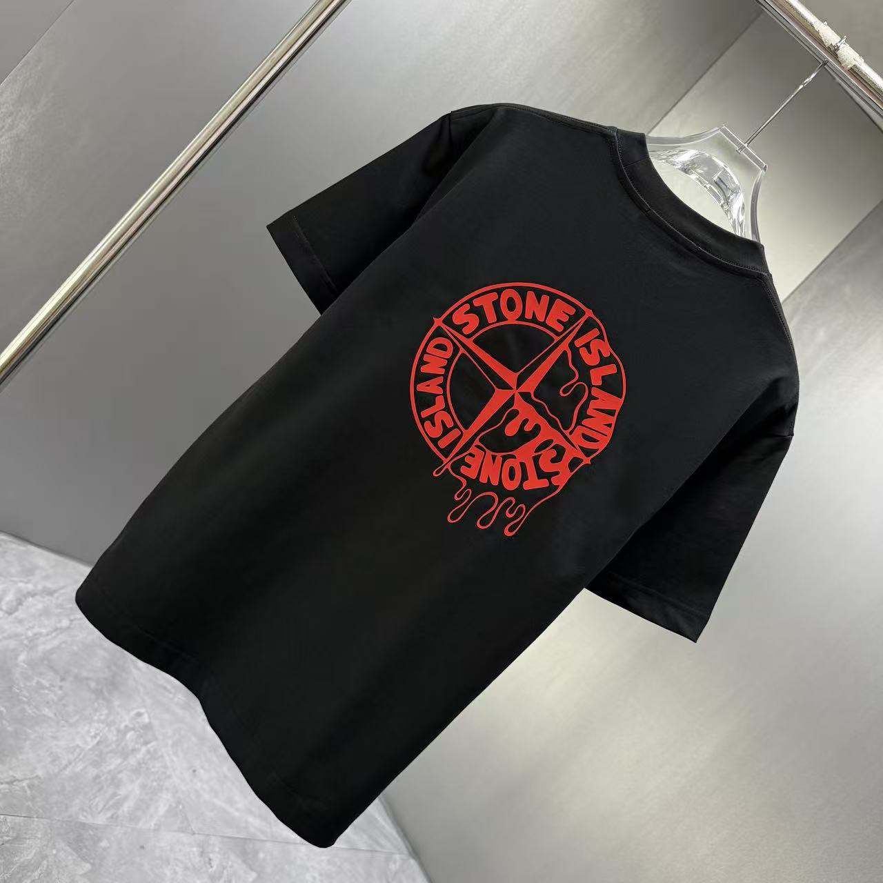 <p>Stone Island 短袖T恤(黑色紅標)</p>