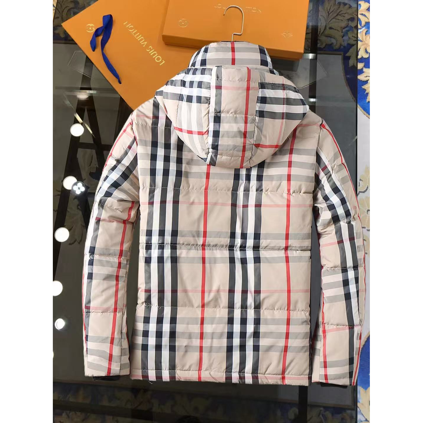 <p>BURBERRY 羽绒服(黑)</p>