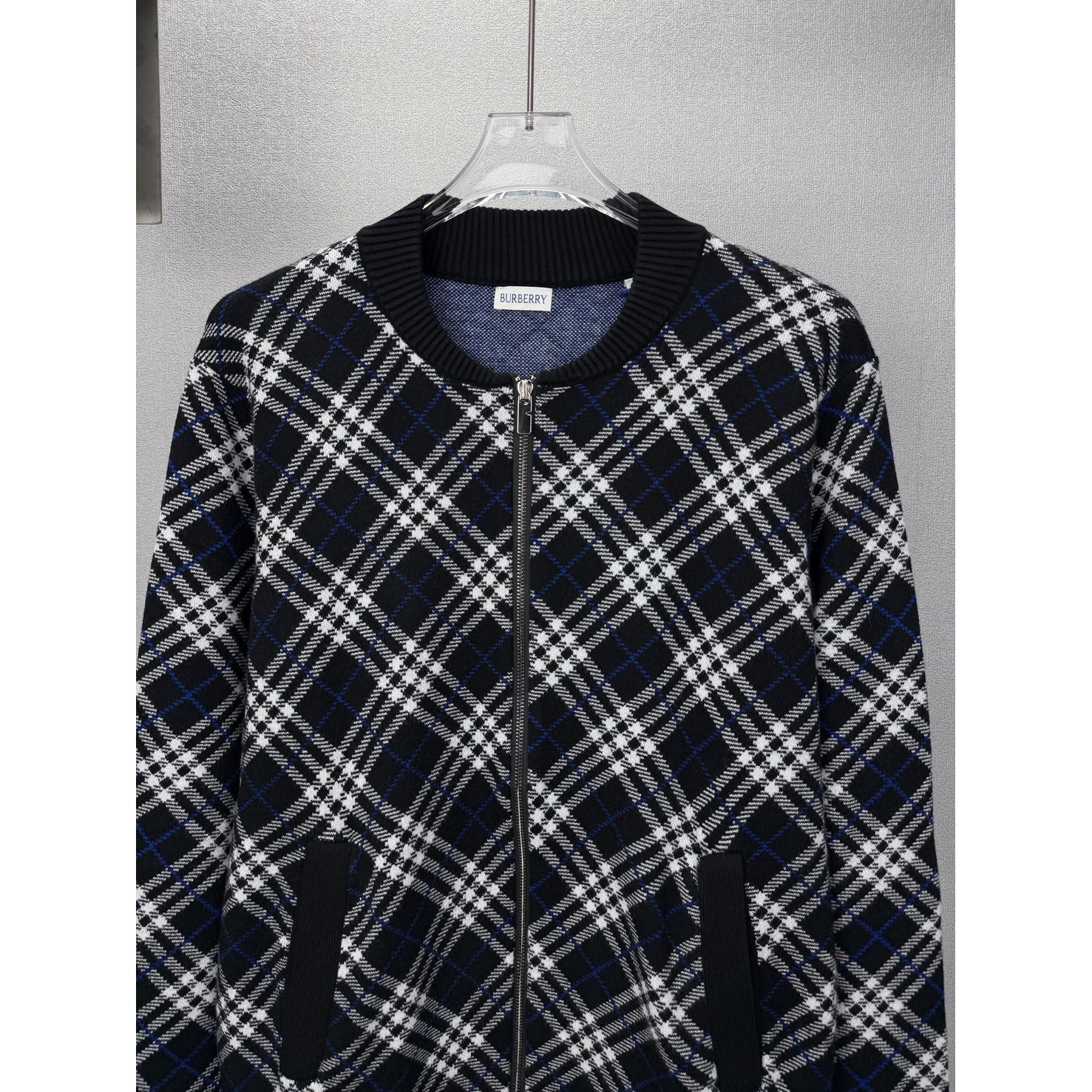 <p>BURBERRY 菱形格嵌花情侣款拉链针织开衫外套(黑色)</p>