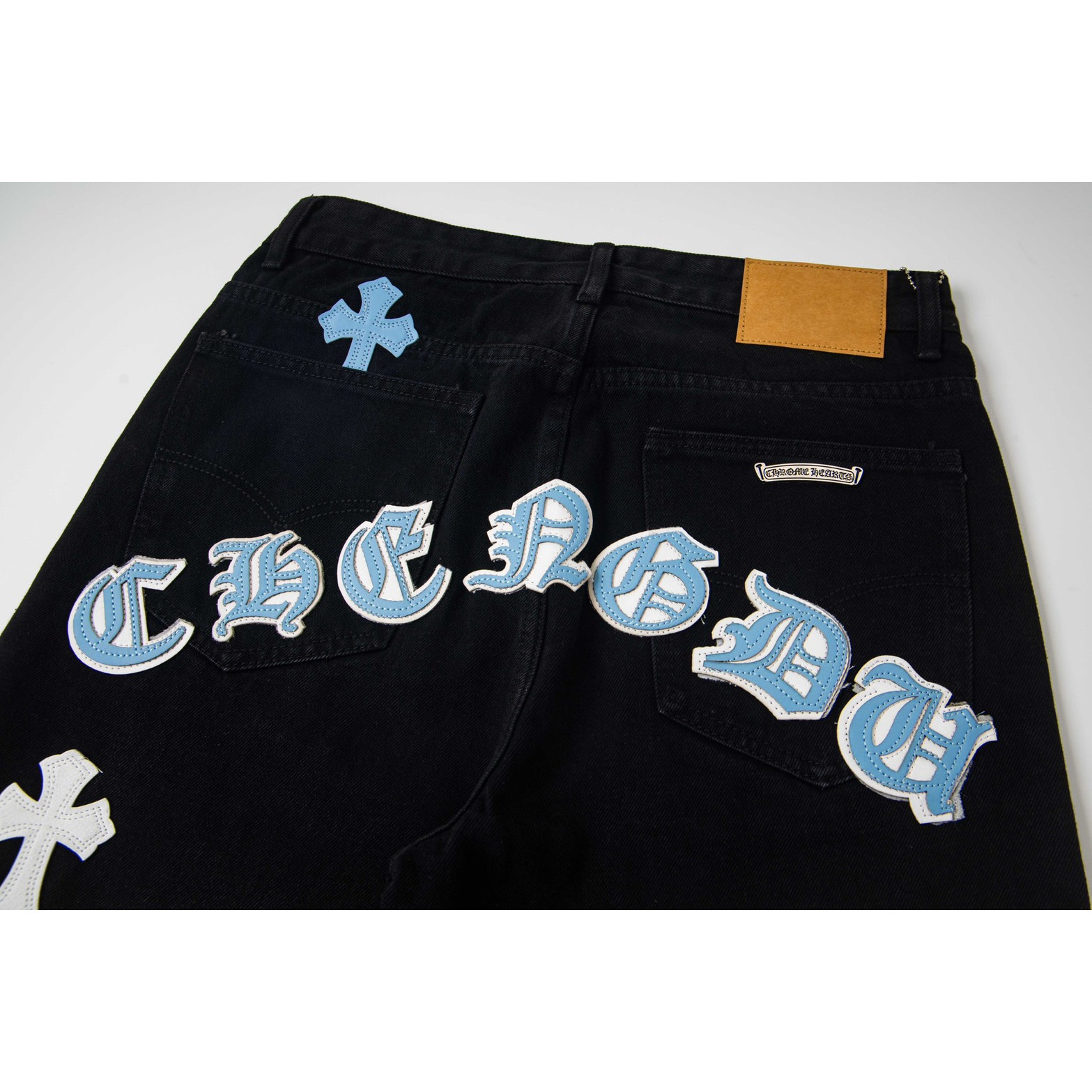 <p>CHROME HEARTS 黑裤梵文蓝白多皮牛仔裤(1801#)</p>