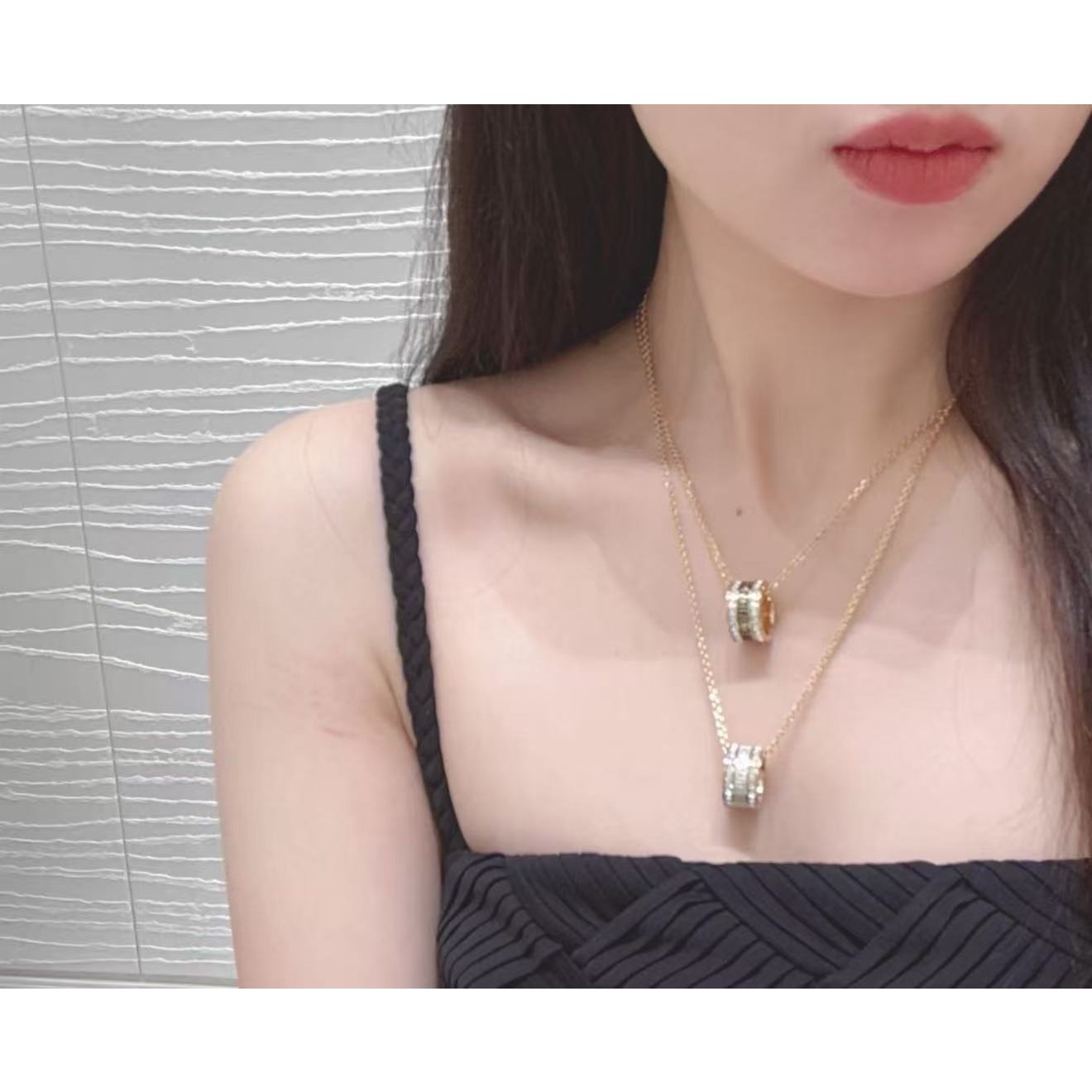 <p>DIOR&nbsp;珐琅字母方钻项链</p>